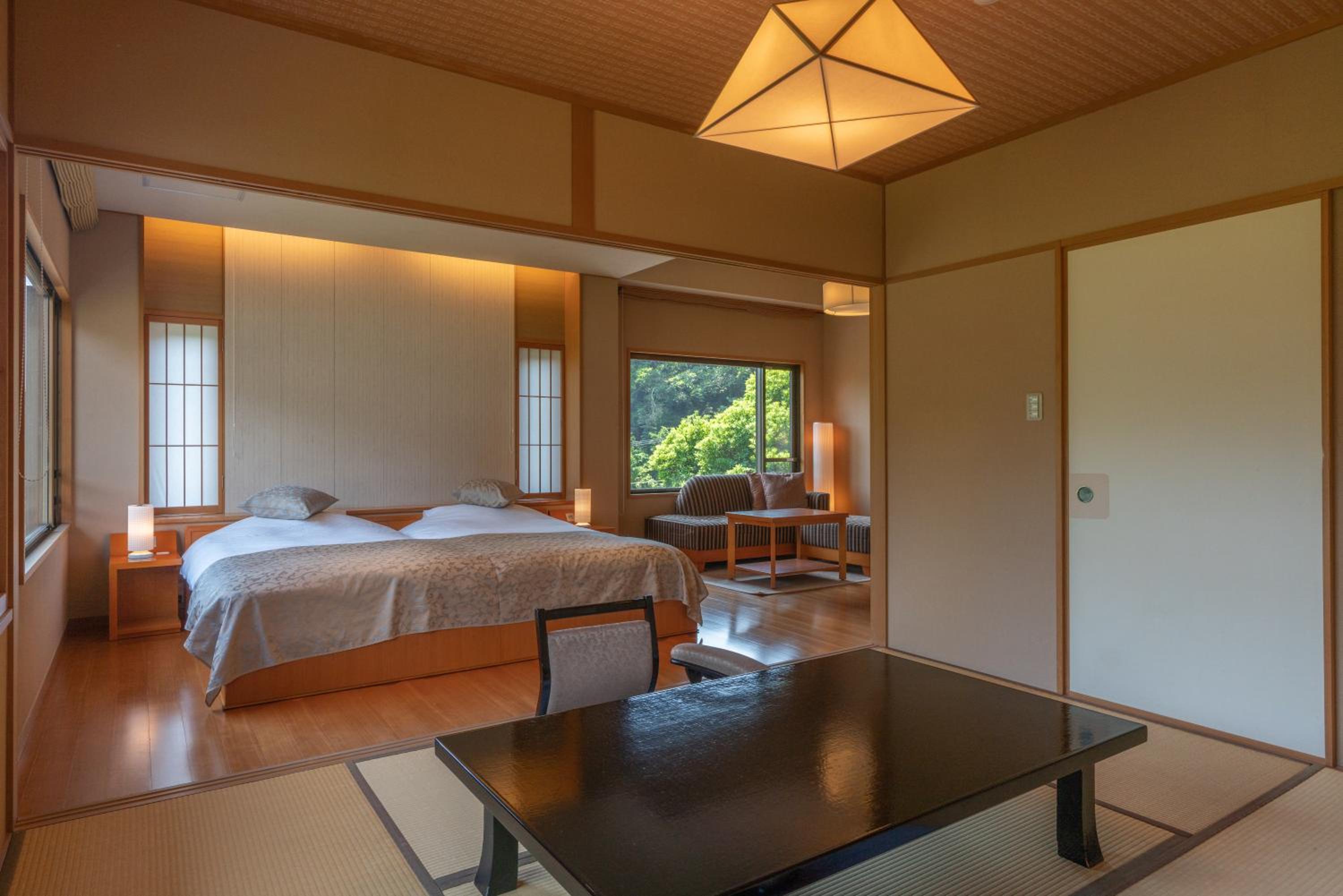 Corner Room with Tatami Area with Semi Open-Air Bath - Garden view
