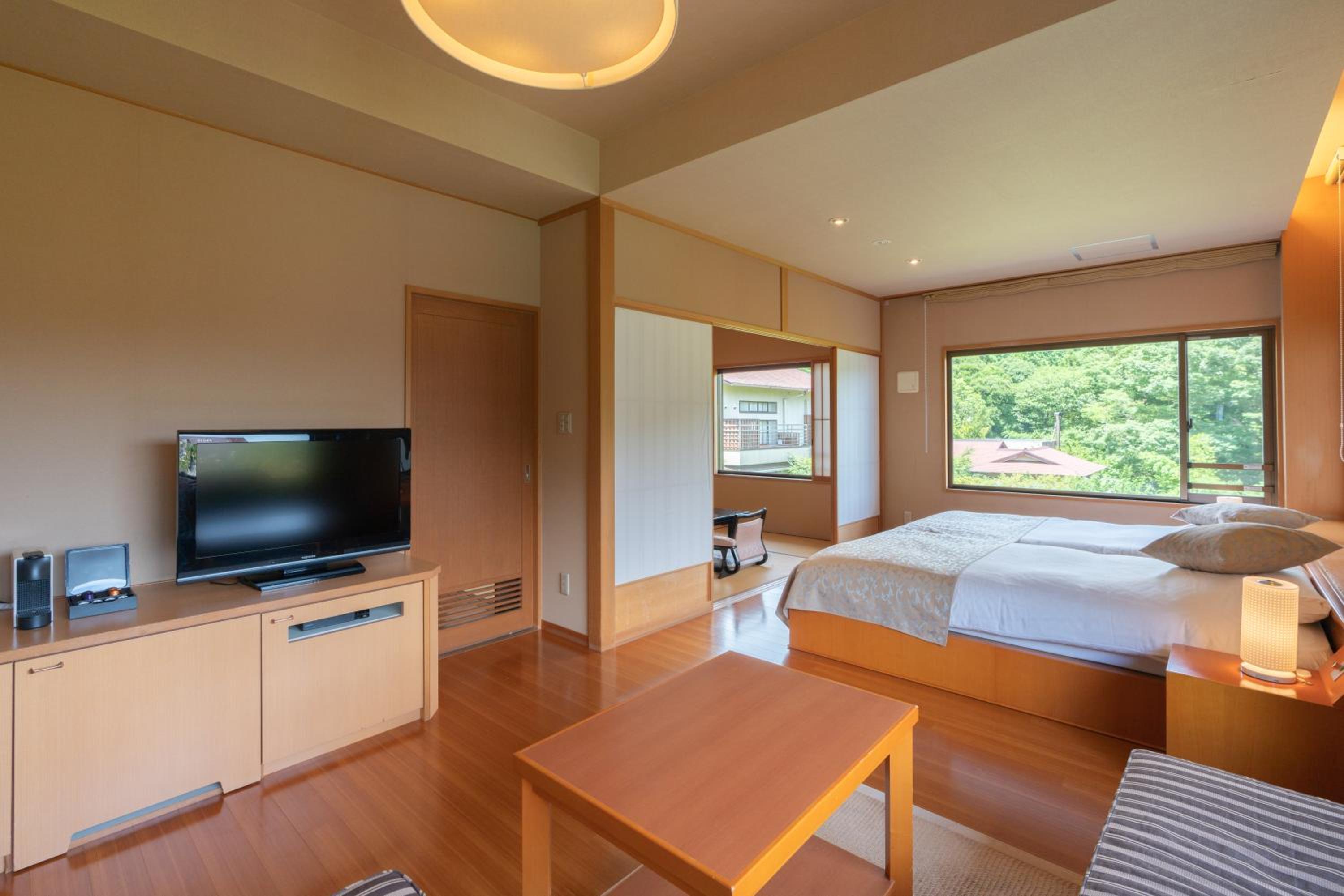 Corner Room with Tatami Area with Semi Open-Air Bath - Garden view