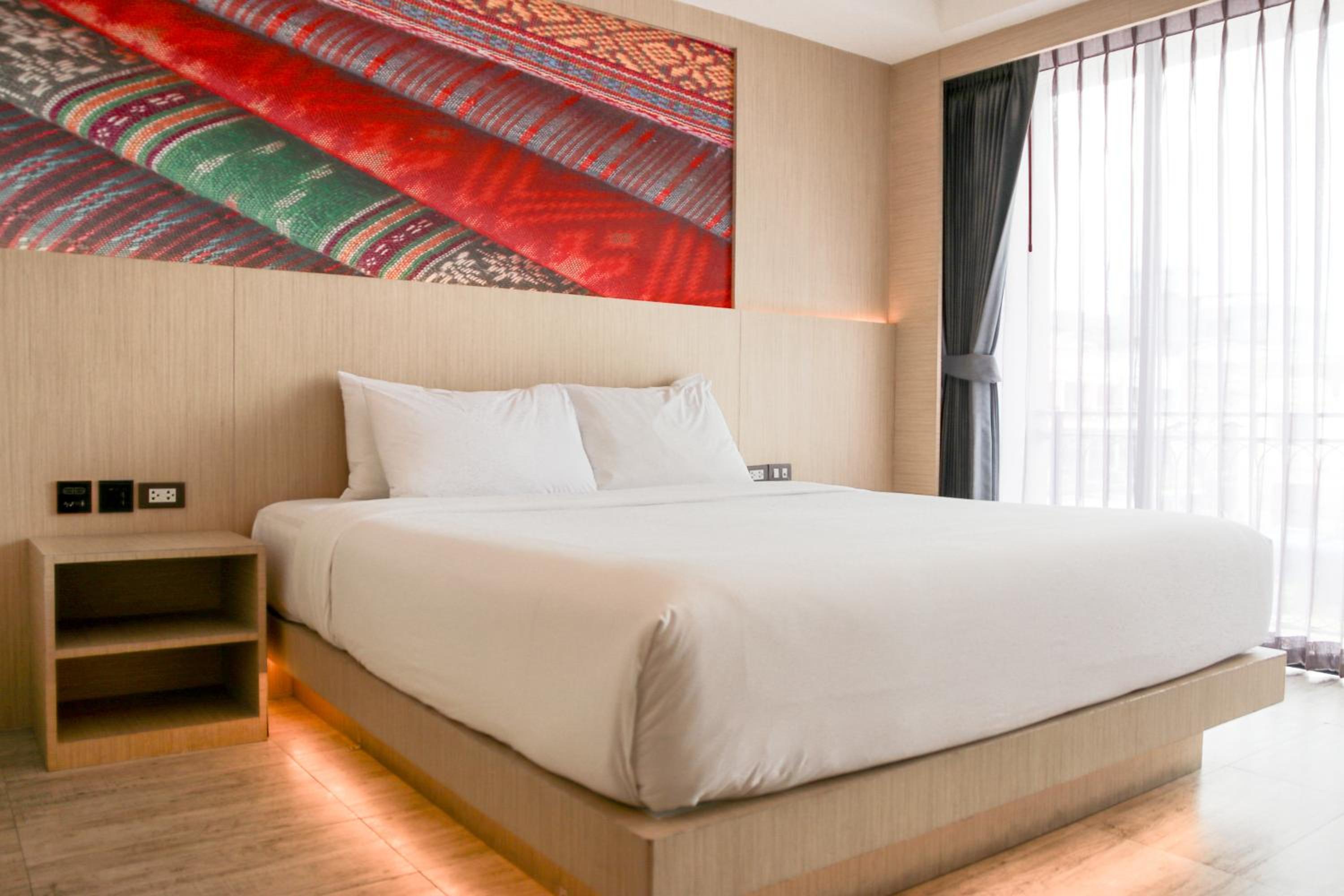 Superior King Room with City View