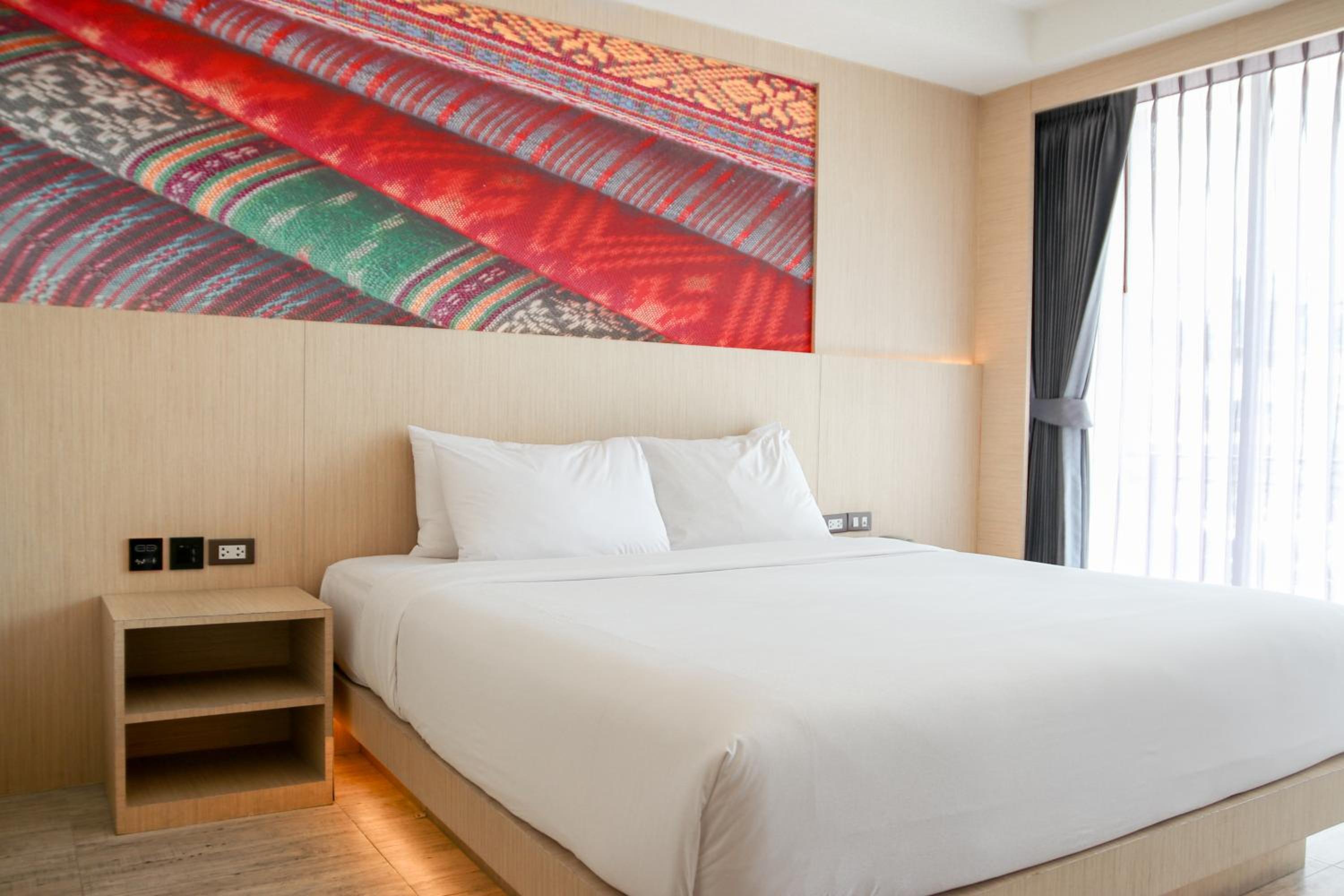 Superior King Room with City View
