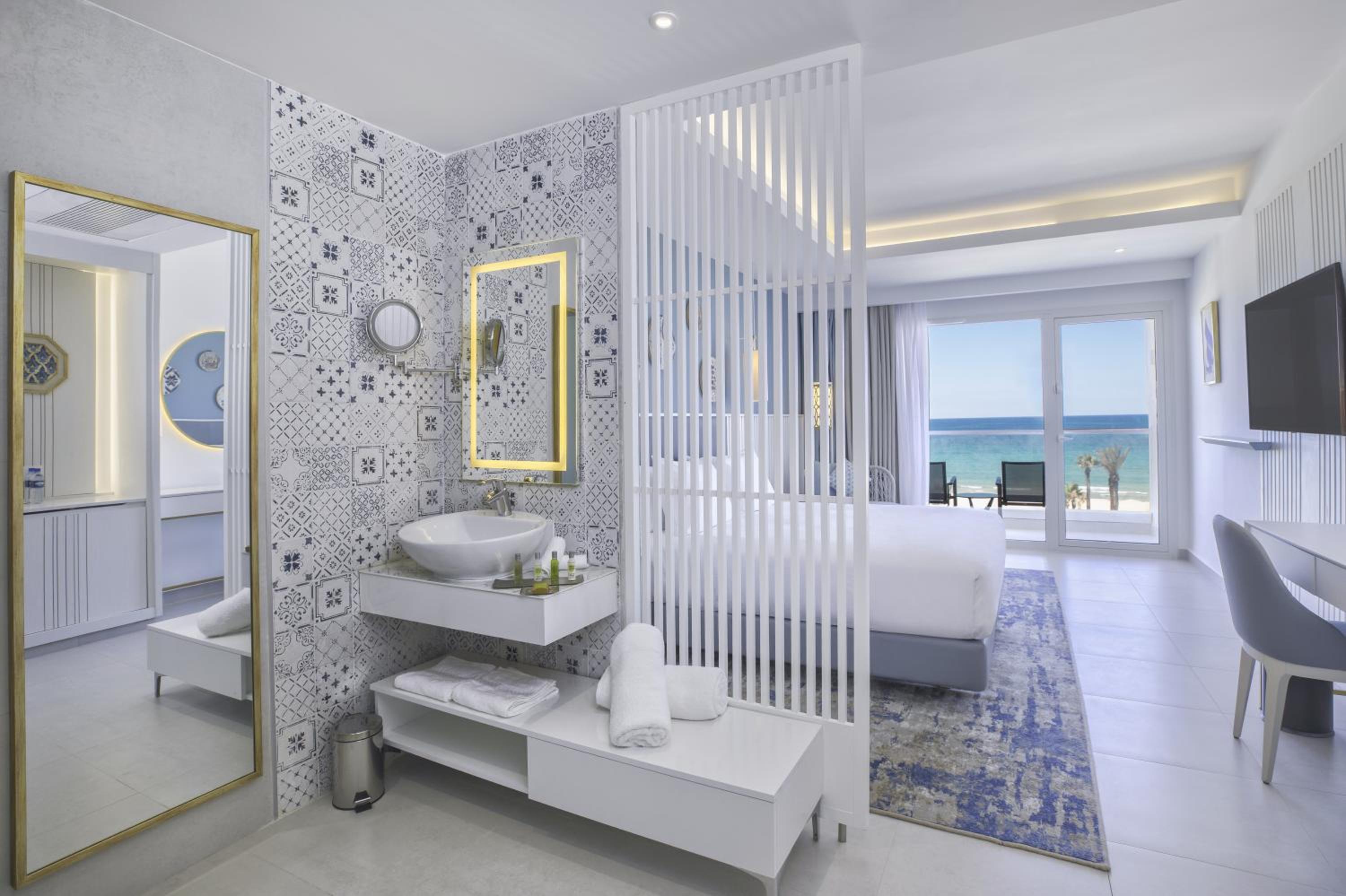 Deluxe King Room with Front Sea View