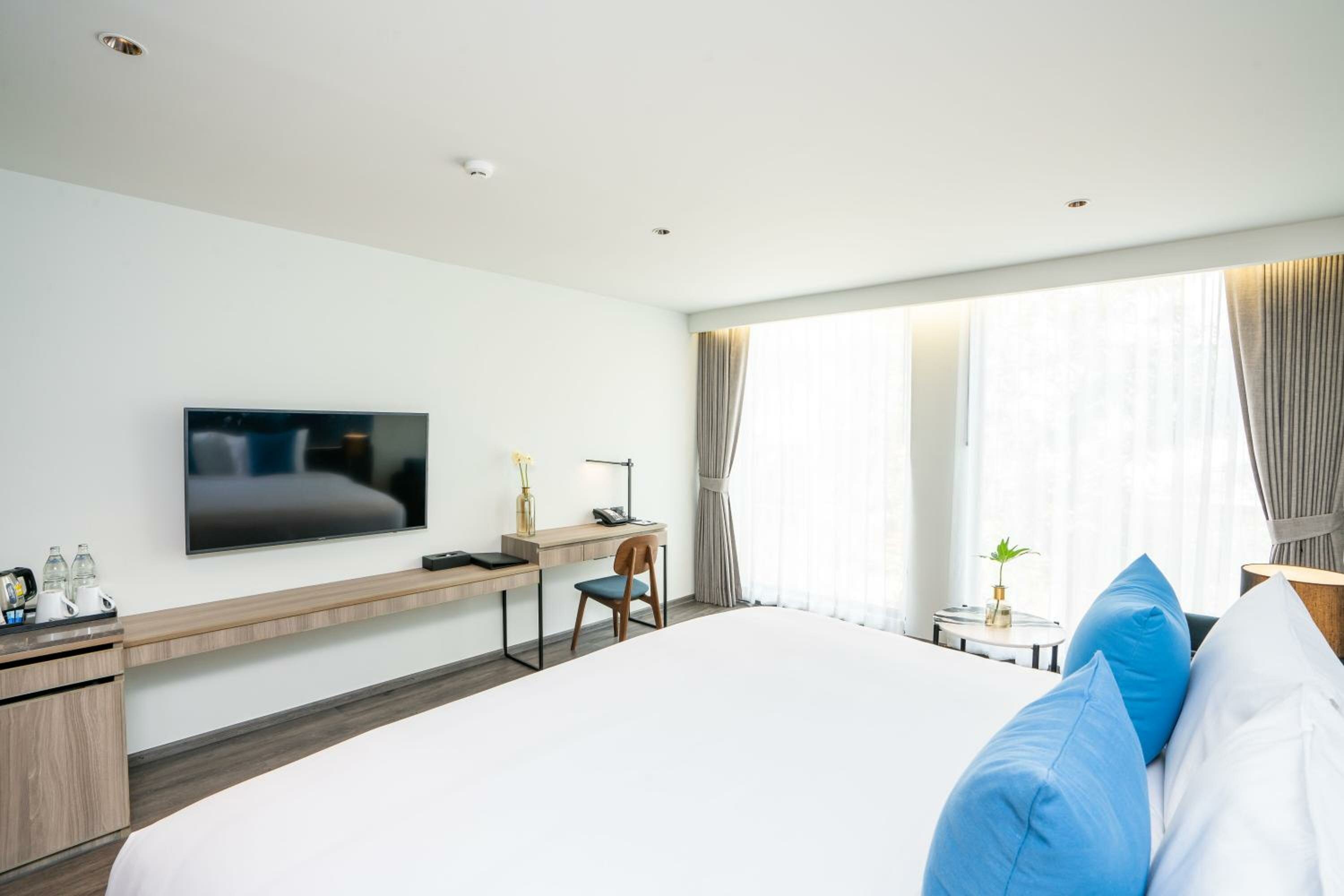 Deluxe Double Room with Pool View - Non-Smoking