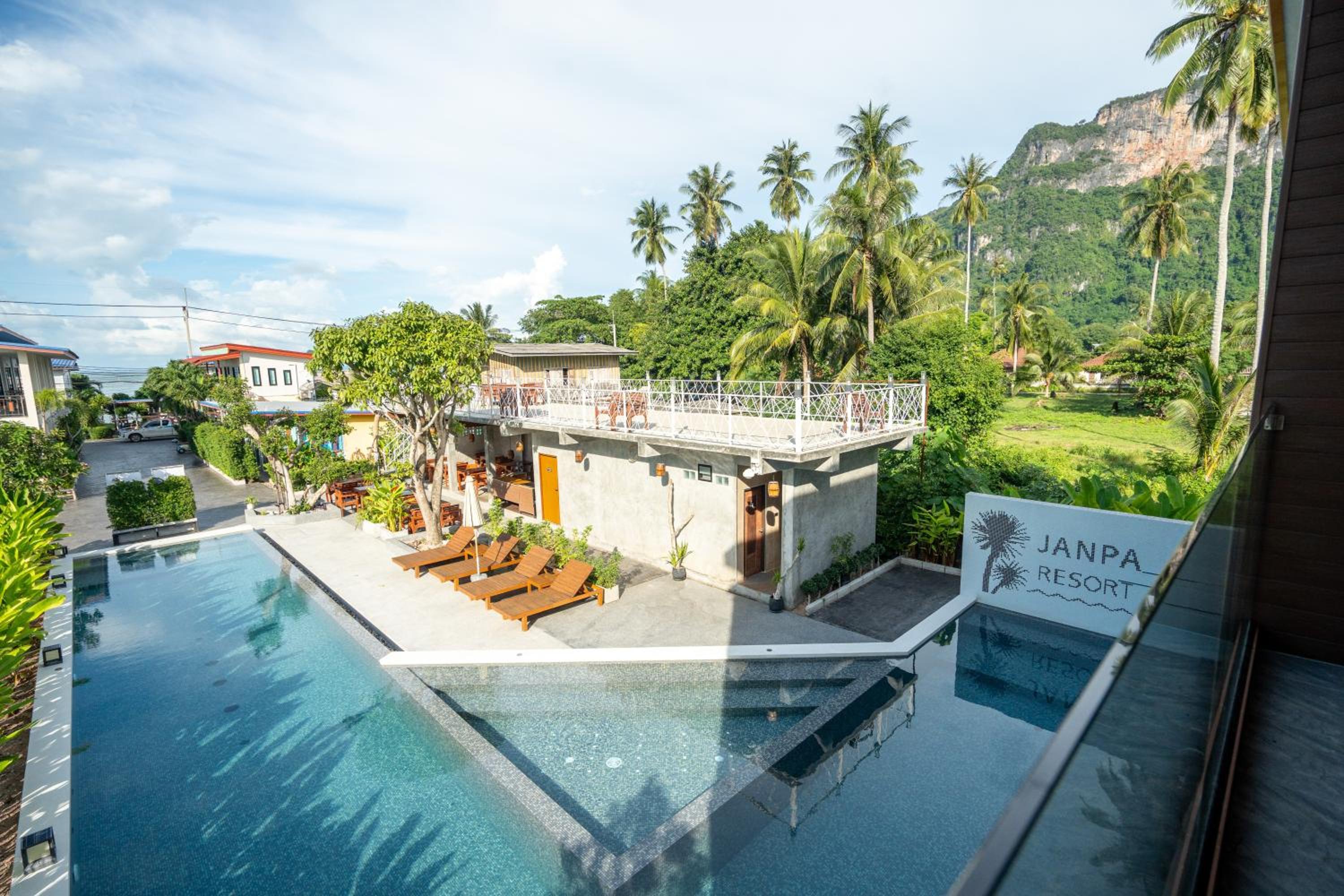 Deluxe Twin Room with Pool View