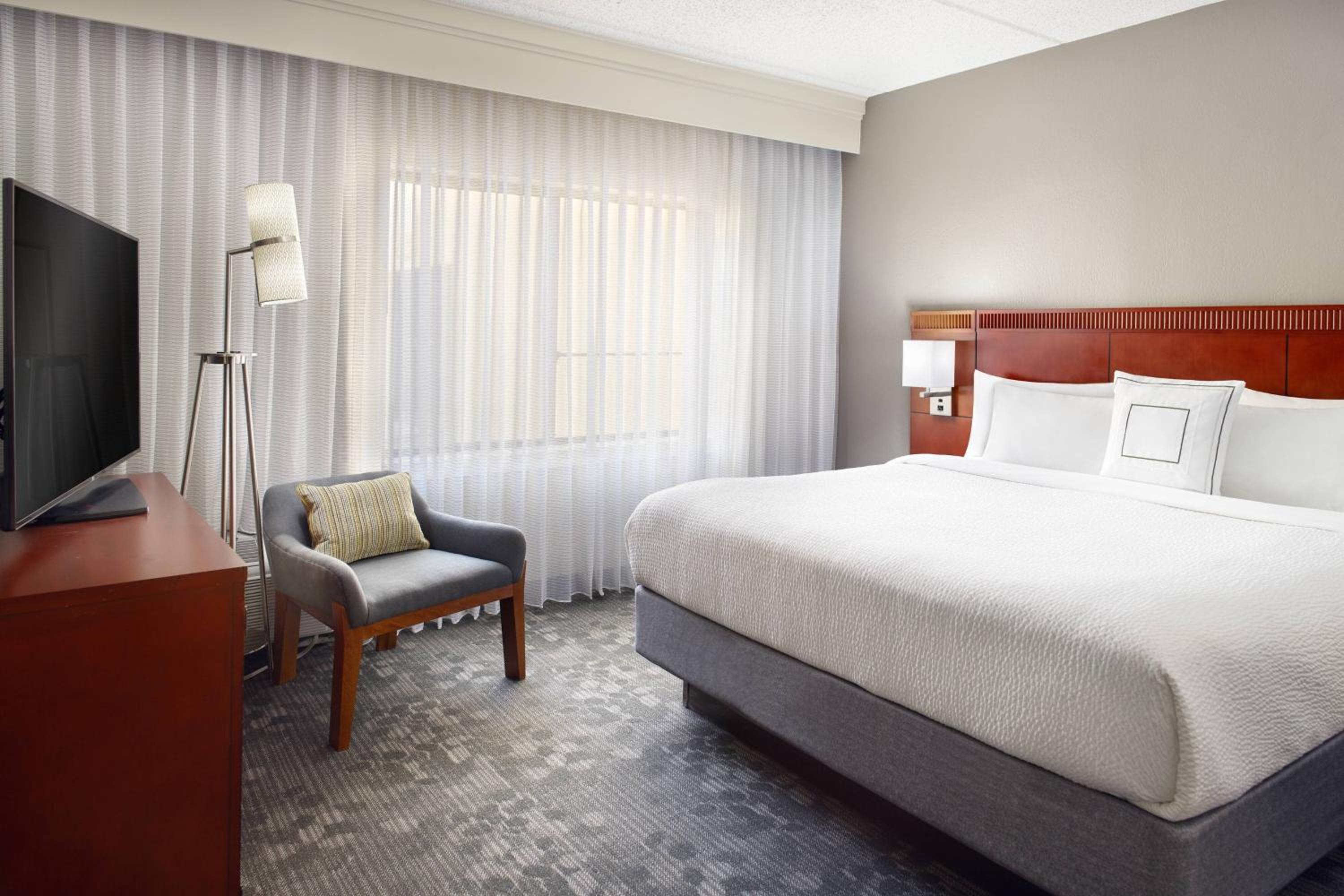 1 Bedroom Larger Suite, 1 King, Sofa bed, Corner room