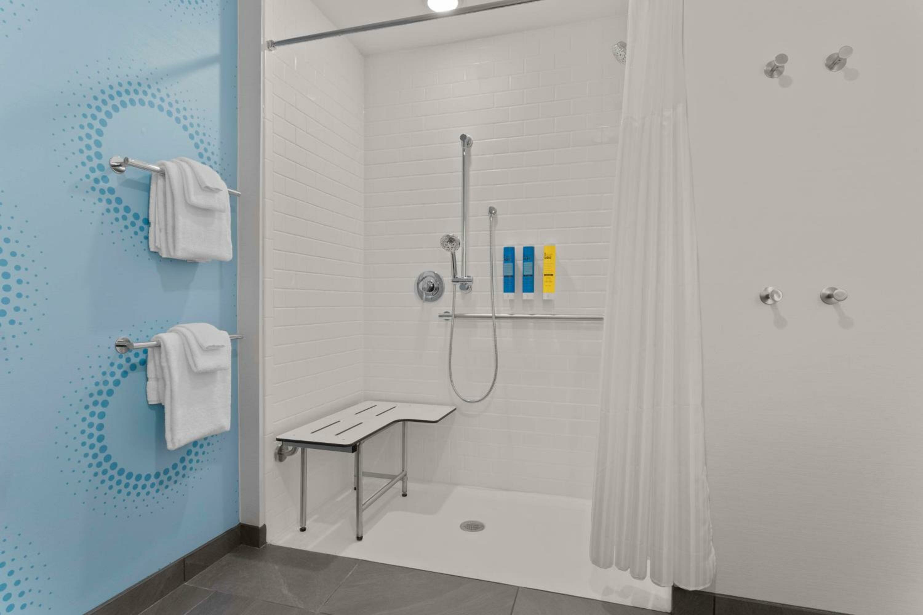 King Room with Roll-In Shower - Mobility Access