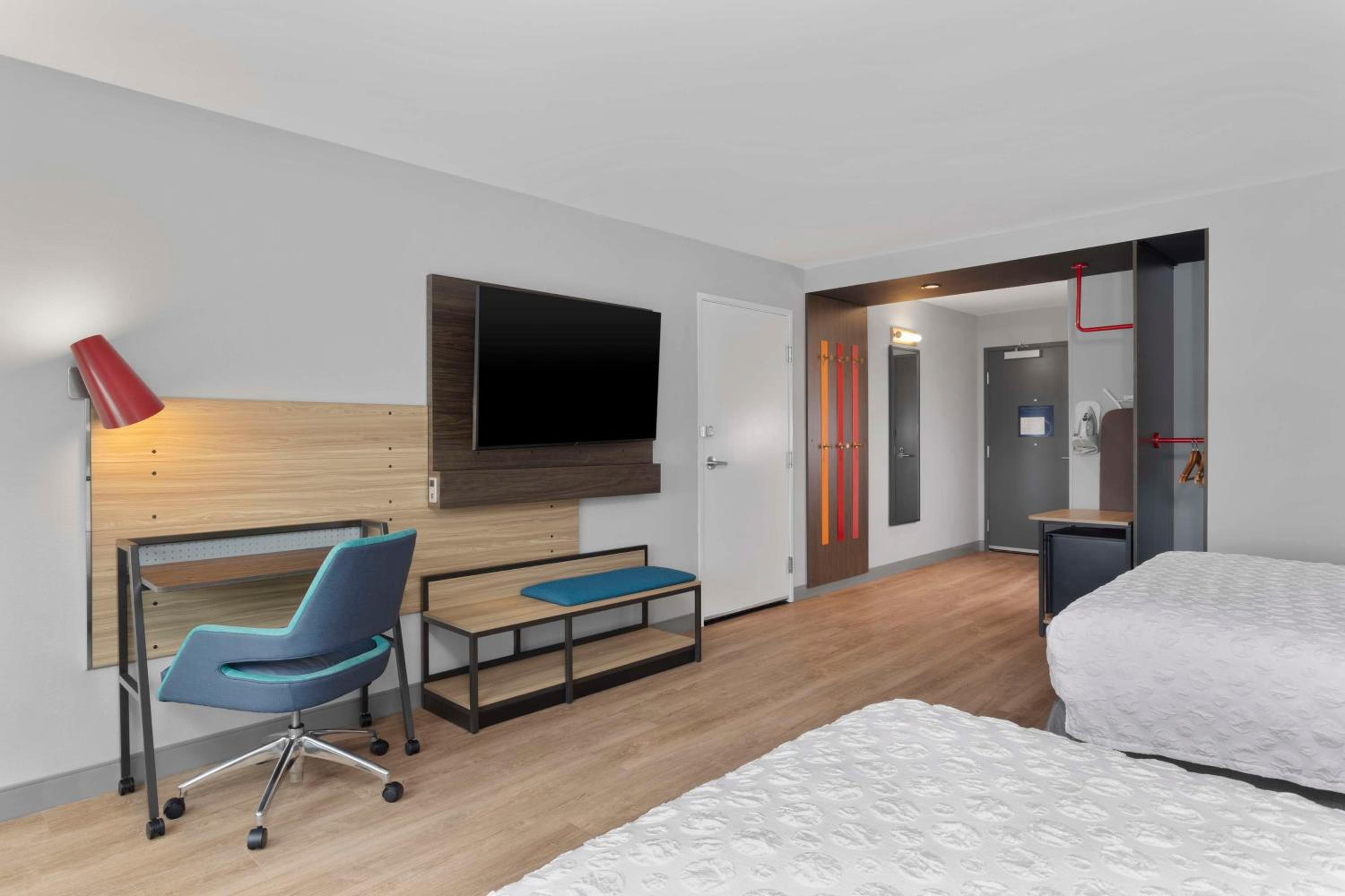 Queen Room with Two Queen Beds and Roll-In Shower - Mobility Access
