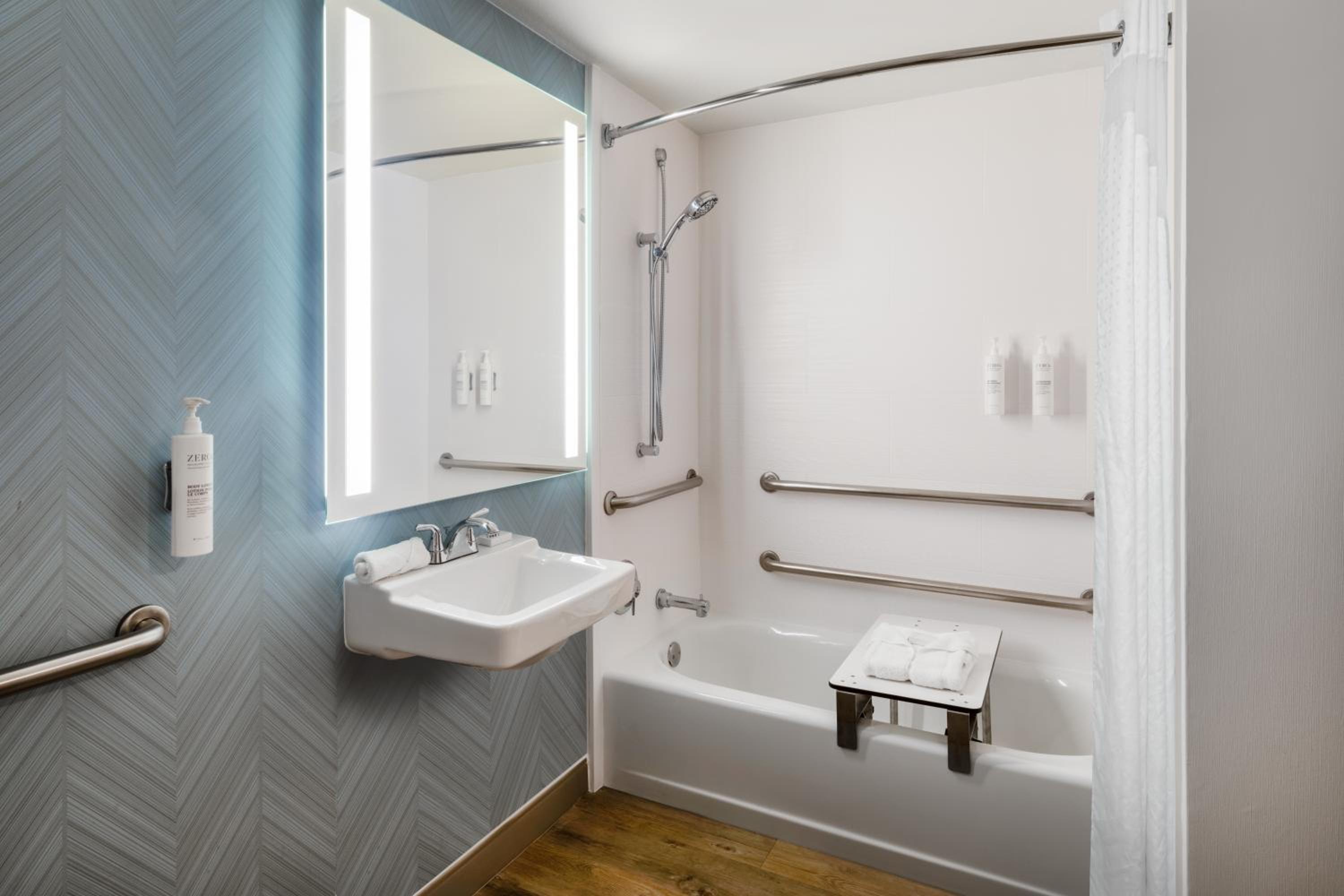 King Room with Bath Tub - Disability Access