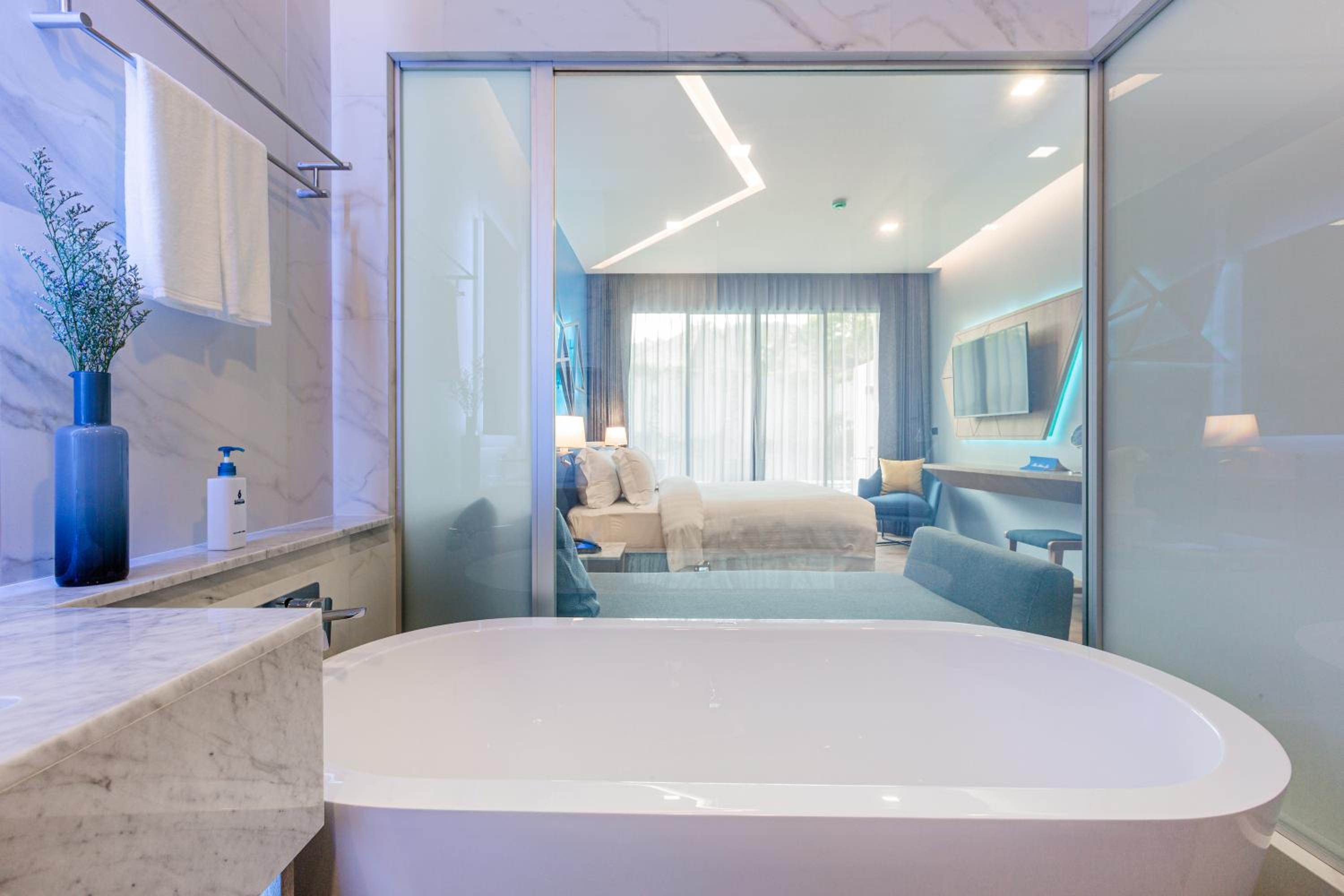 Deluxe Pool Facing