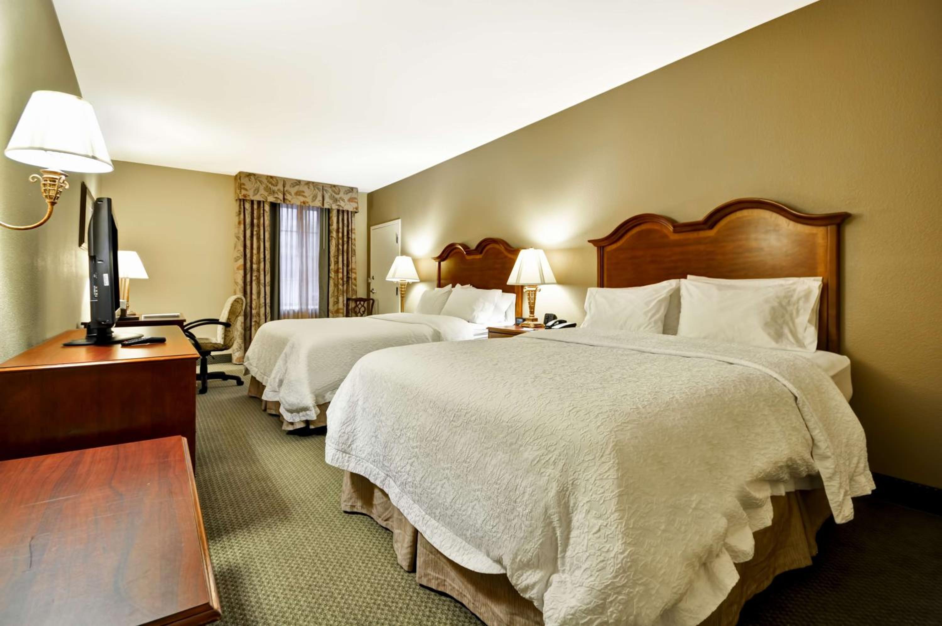 Queen Room with Two Queen Beds with Courtyard View - Non-Smoking