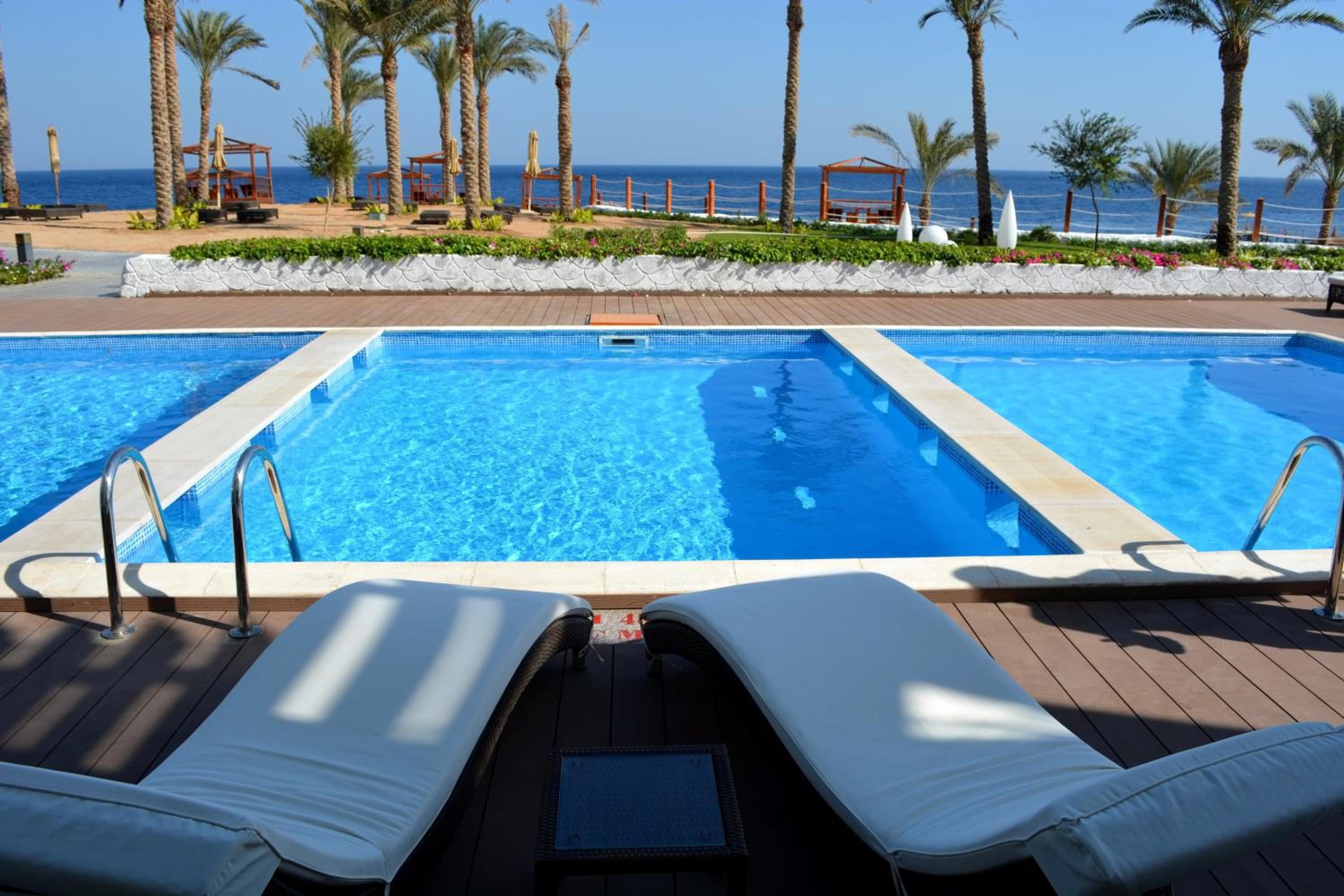 Deluxe Swim-Up Room