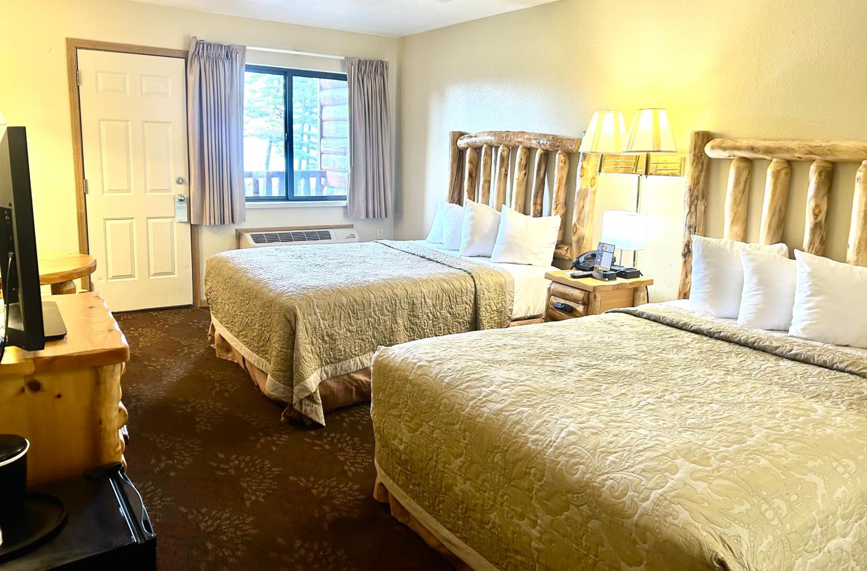 Queen Room with Two Queen Beds - Park and Lake View