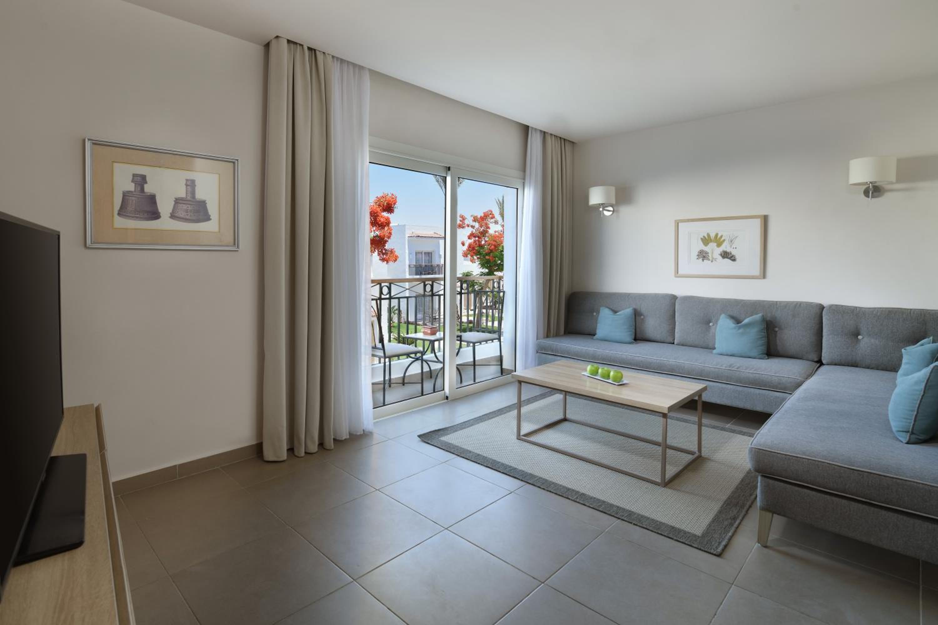 Family Suite, Queen Bed, Garden View