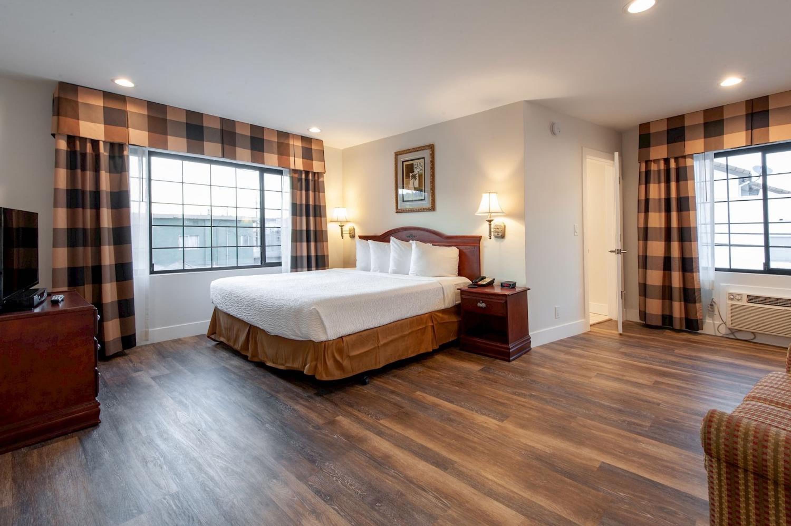 Deluxe King Suite - Non-Smoking