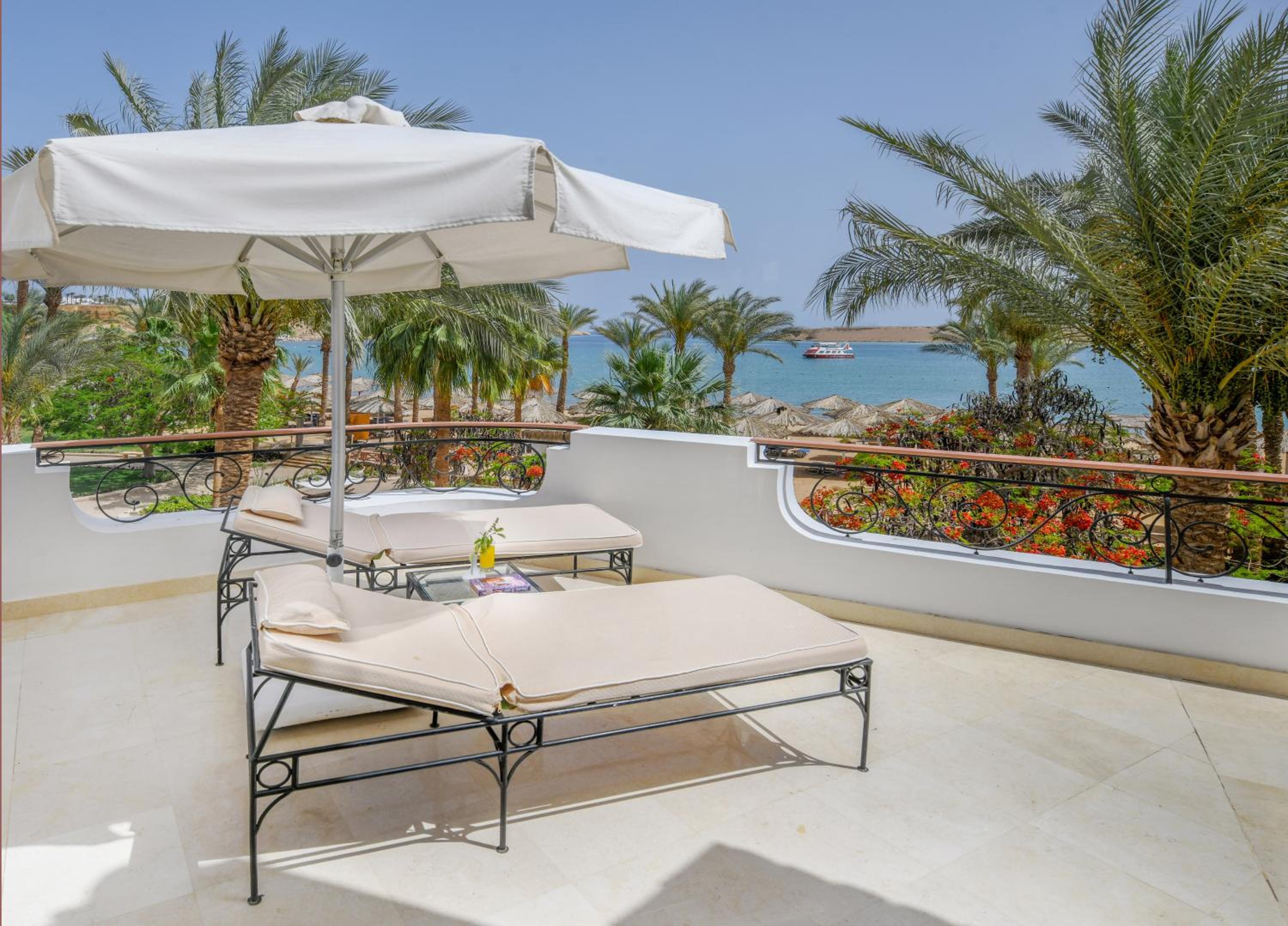 Royal Suite Queen Bed Sea View