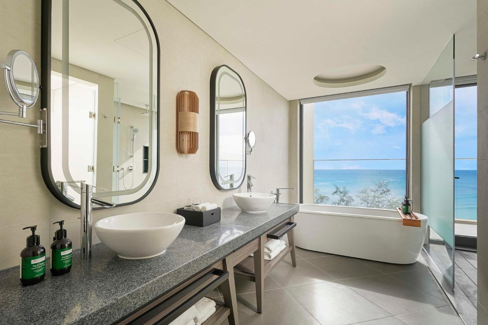 One-Bedroom Suite with Grand Oceanfront View