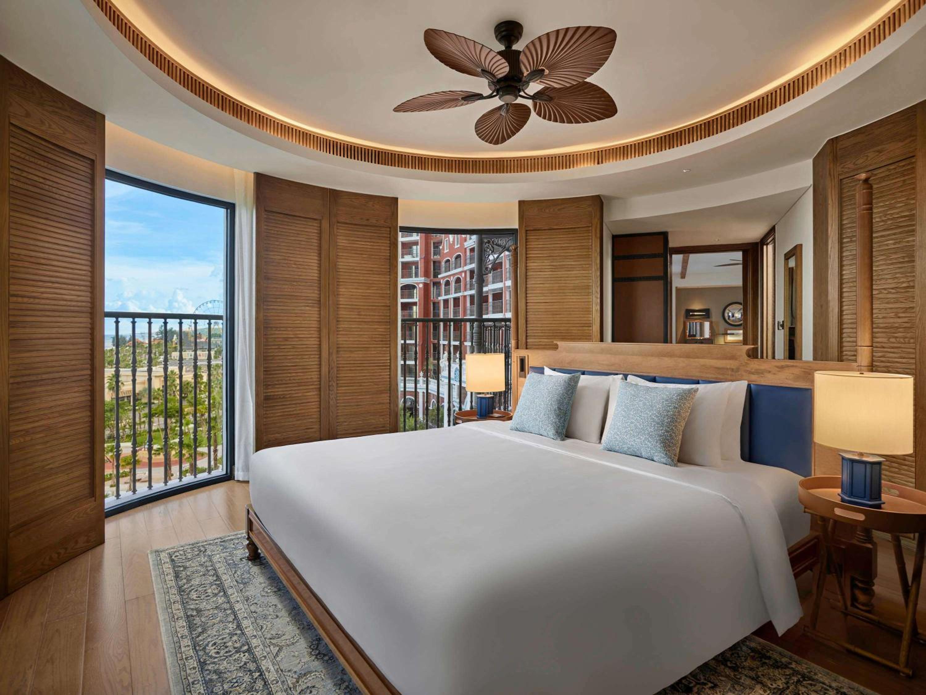 Admiral Suite with Balcony and Ocean Front  View - Club Lounge Complimentary 