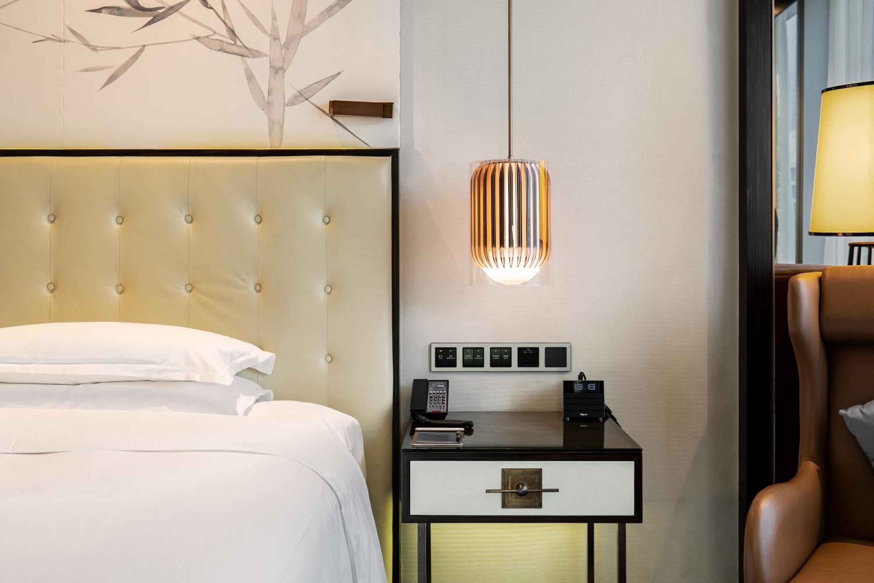 Deluxe King Room with City View