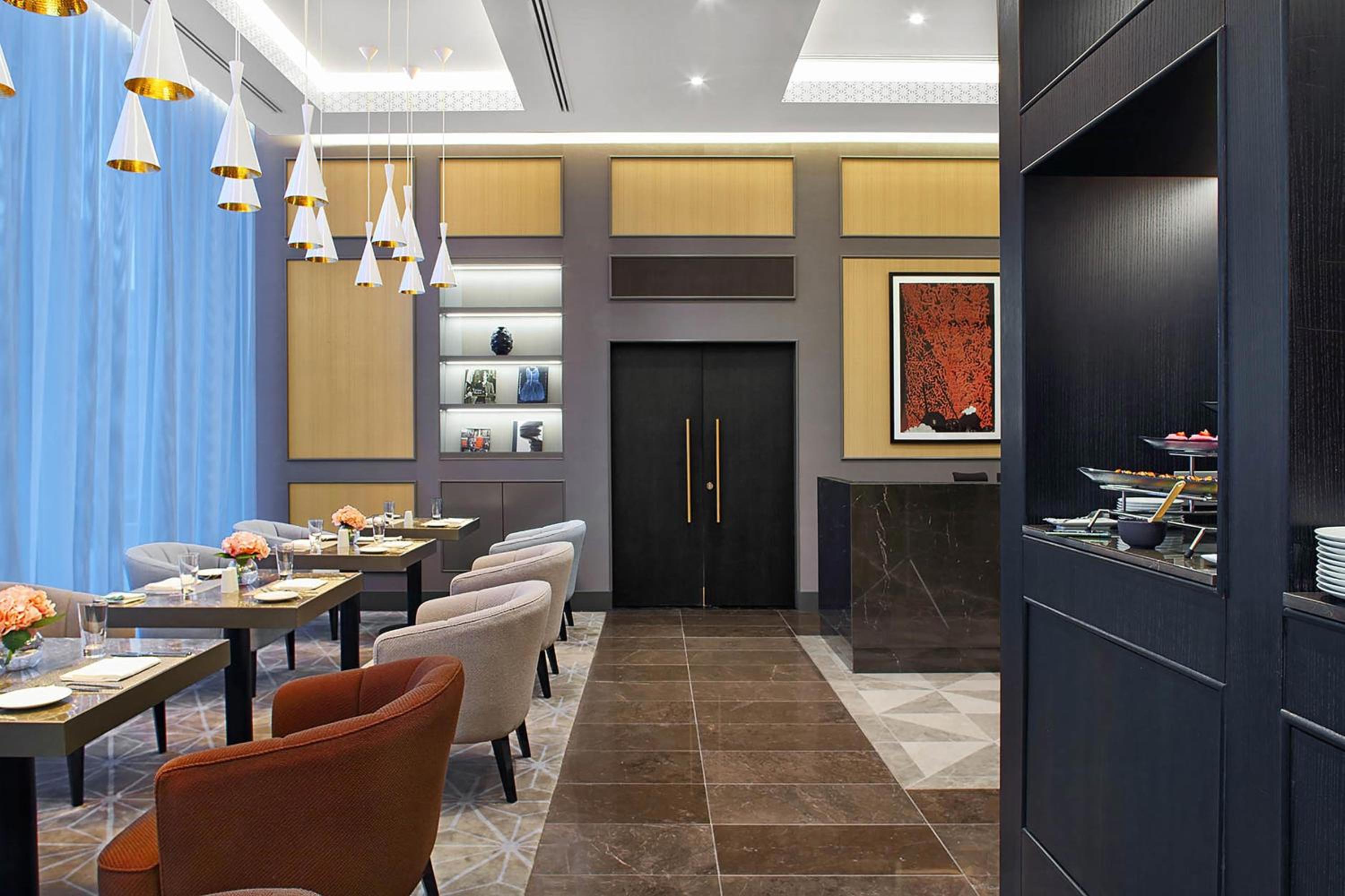 Club Suite with lounge access,1 King, Courtyard view