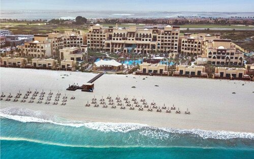 Двухместный клубный номер двуспальная кровать в Saadiyat Rotana Resort & Villas