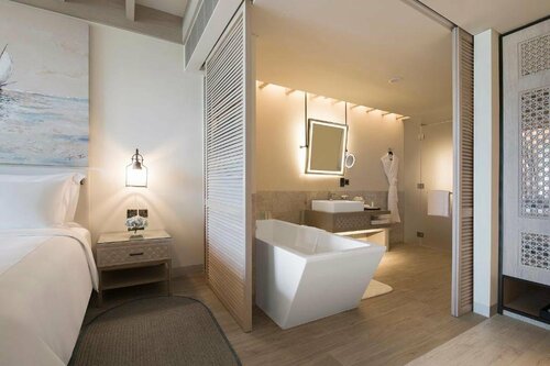 Двухместный номер с видом на море с балконом двуспальная кровать в Saadiyat Rotana Resort & Villas