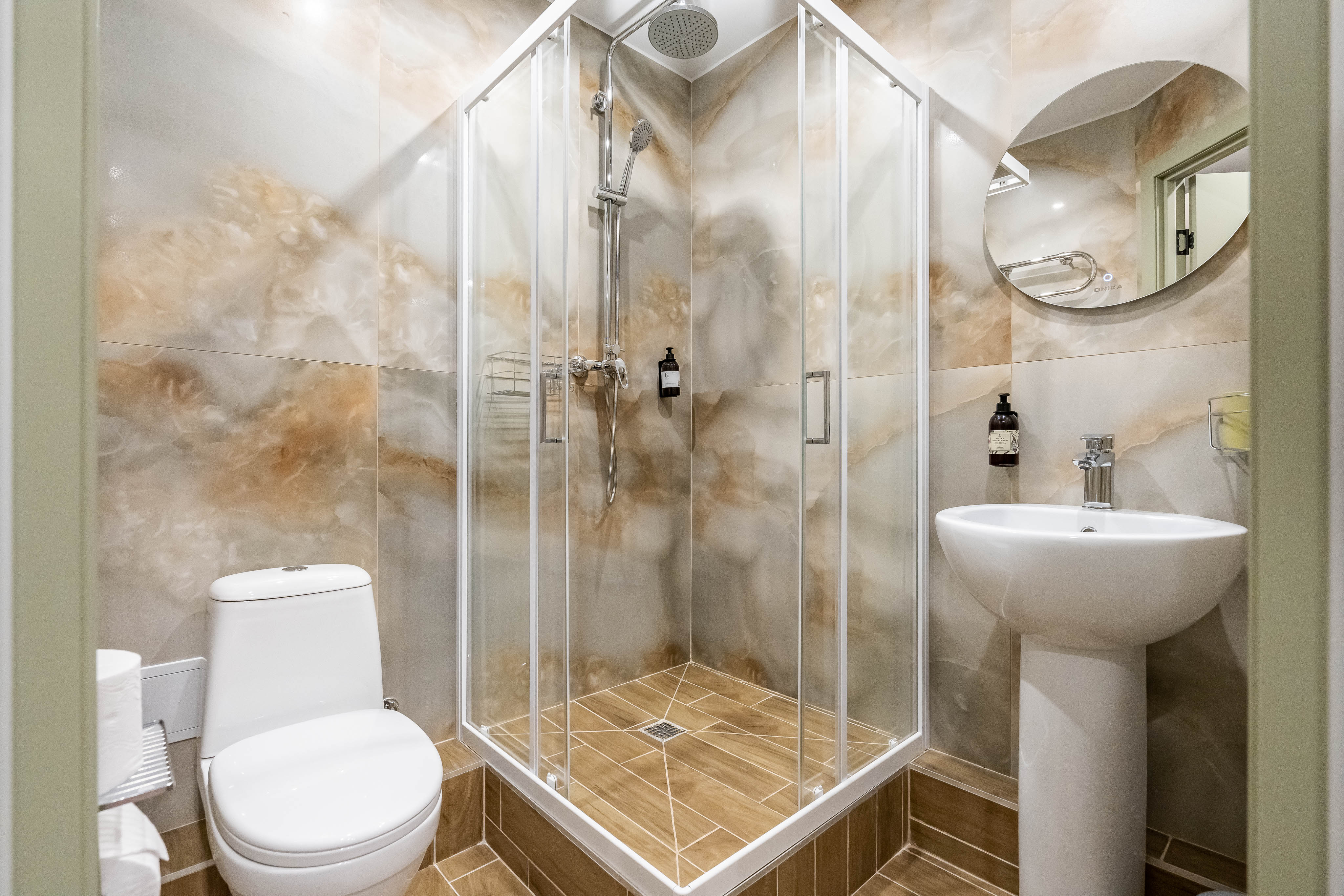 Номер с кроватью и креслом