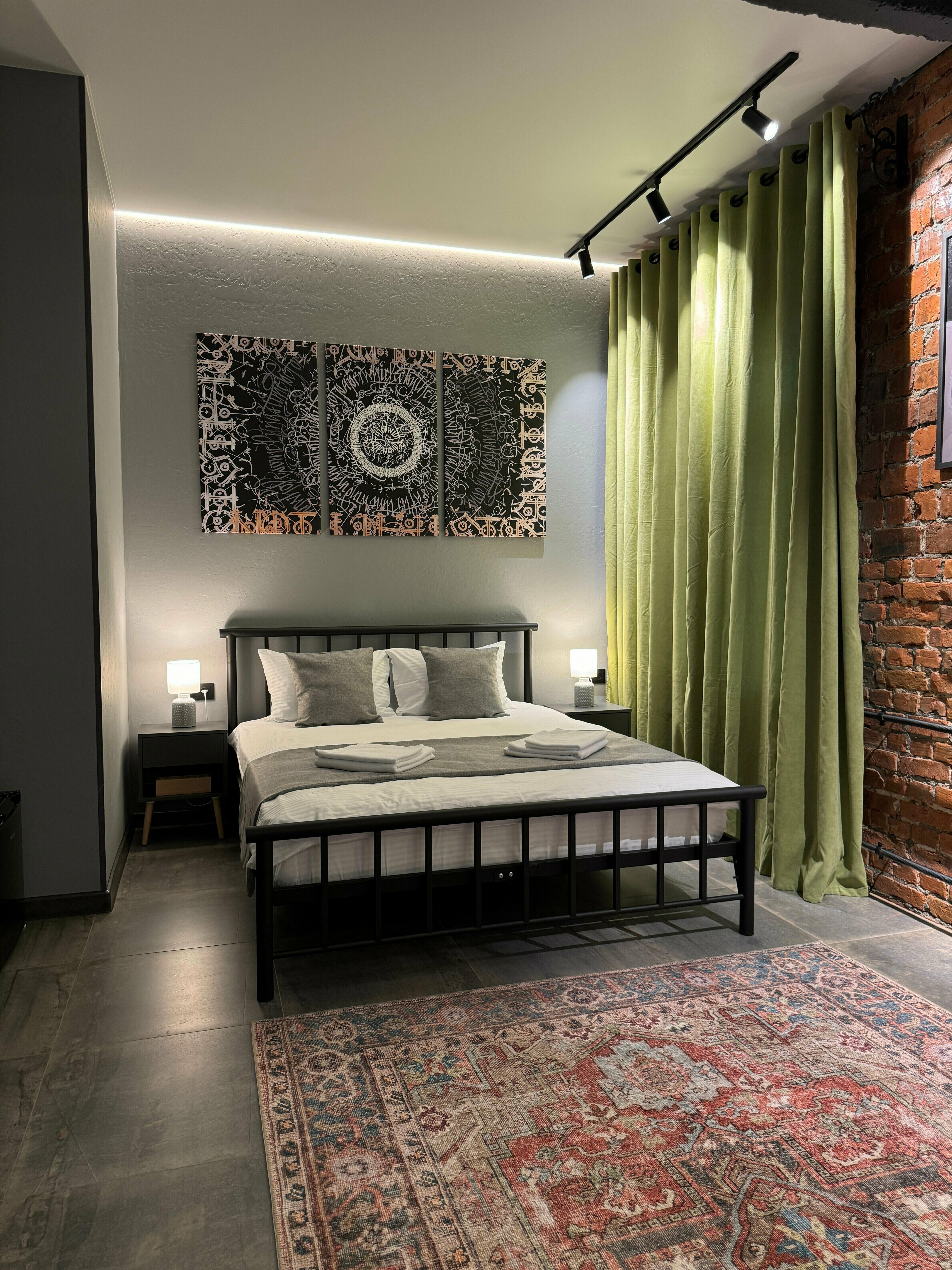 Наш самый большой номер с двумя окнами (во двор) ❤