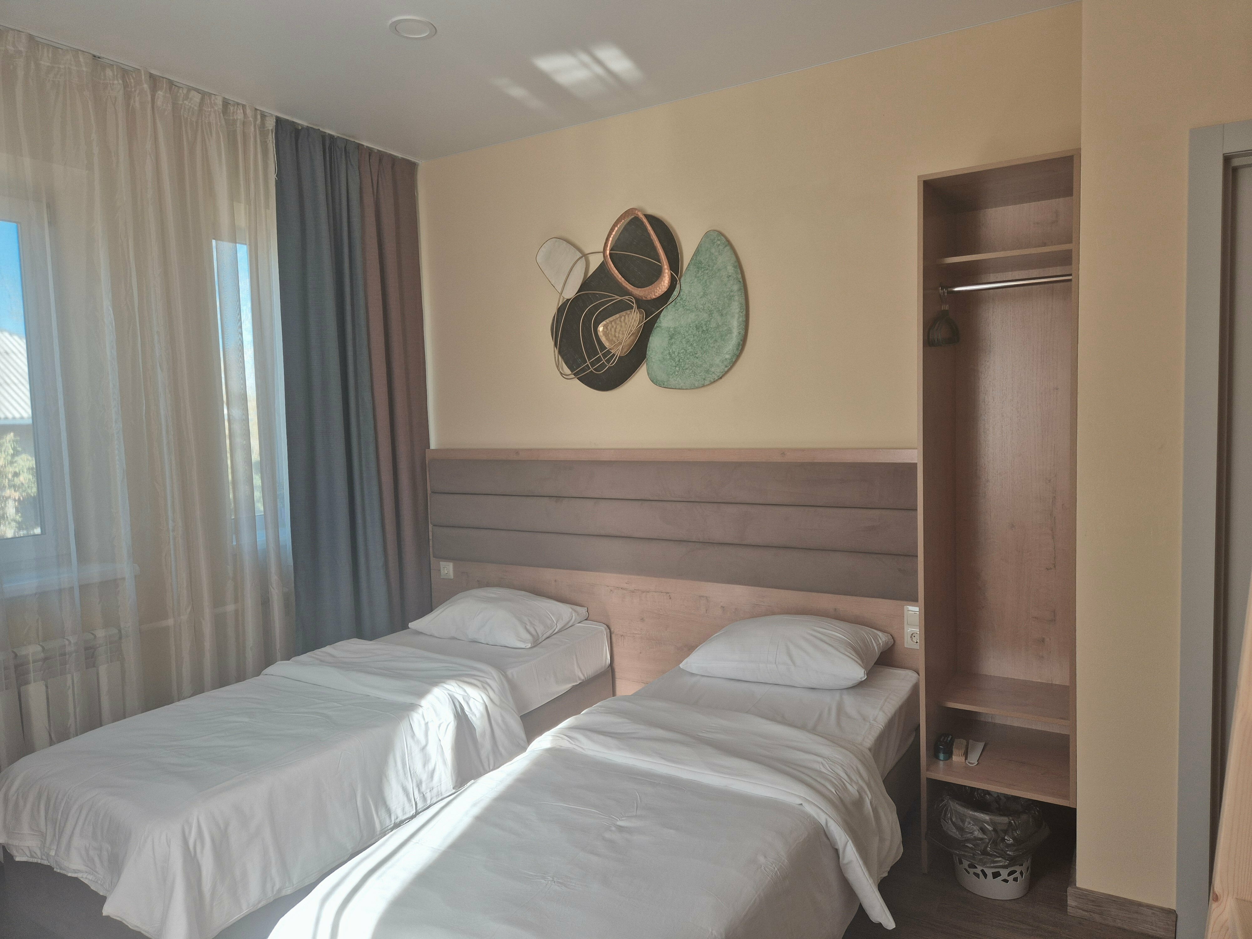 Четырехместный номер эконом-класса с общей ванной комнатой