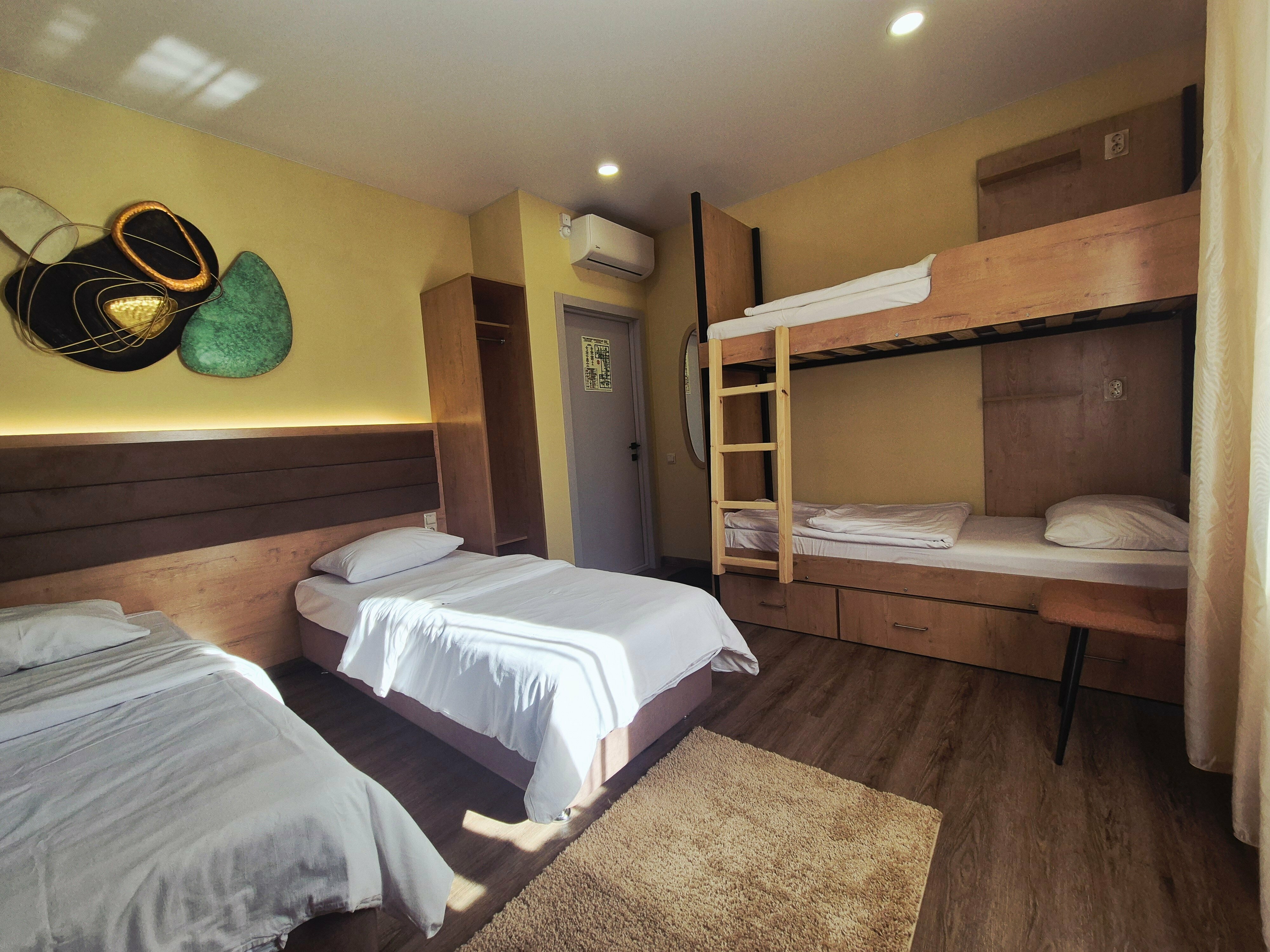 Четырехместный номер эконом-класса с общей ванной комнатой