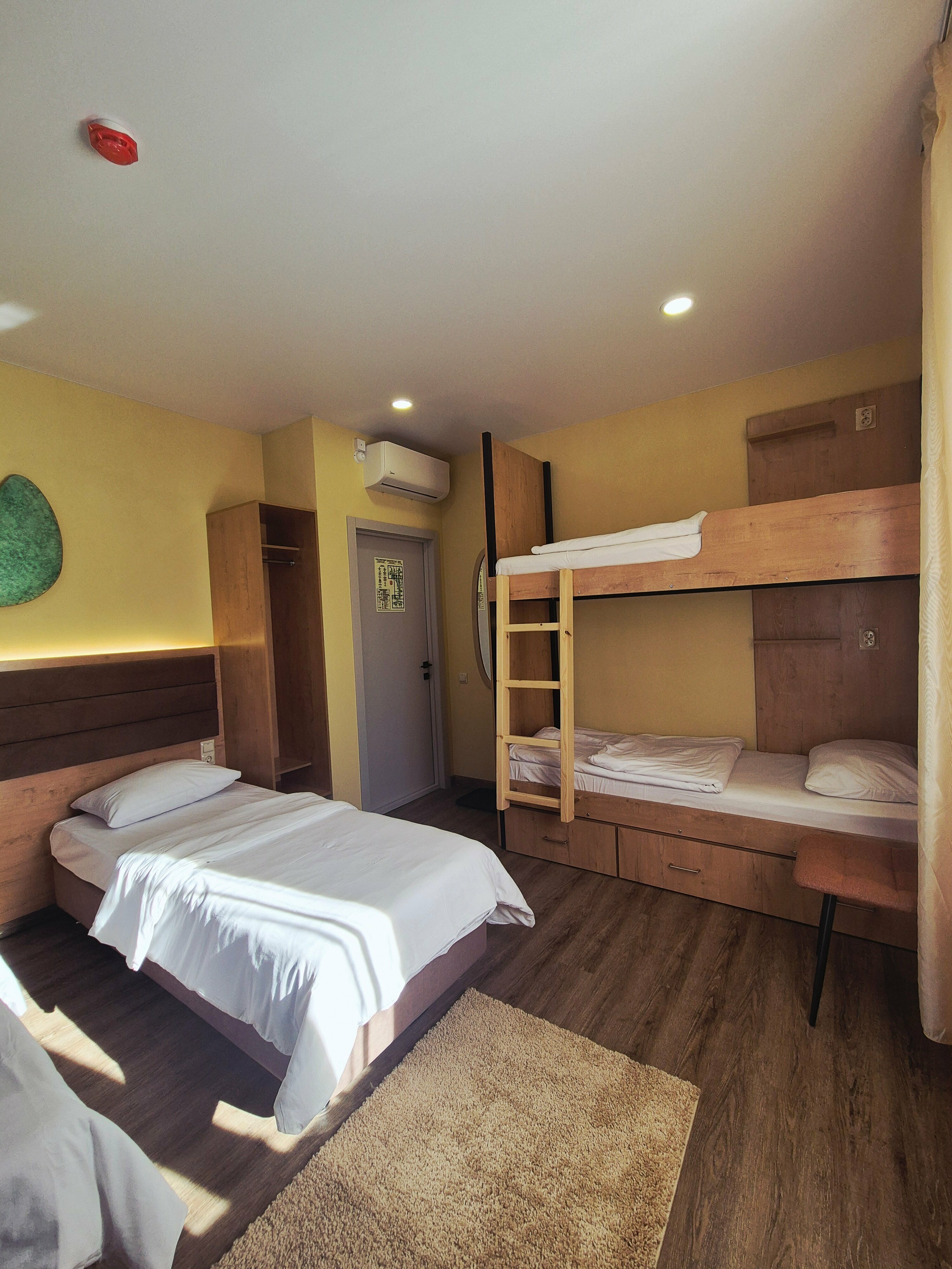 Четырехместный номер эконом-класса с общей ванной комнатой