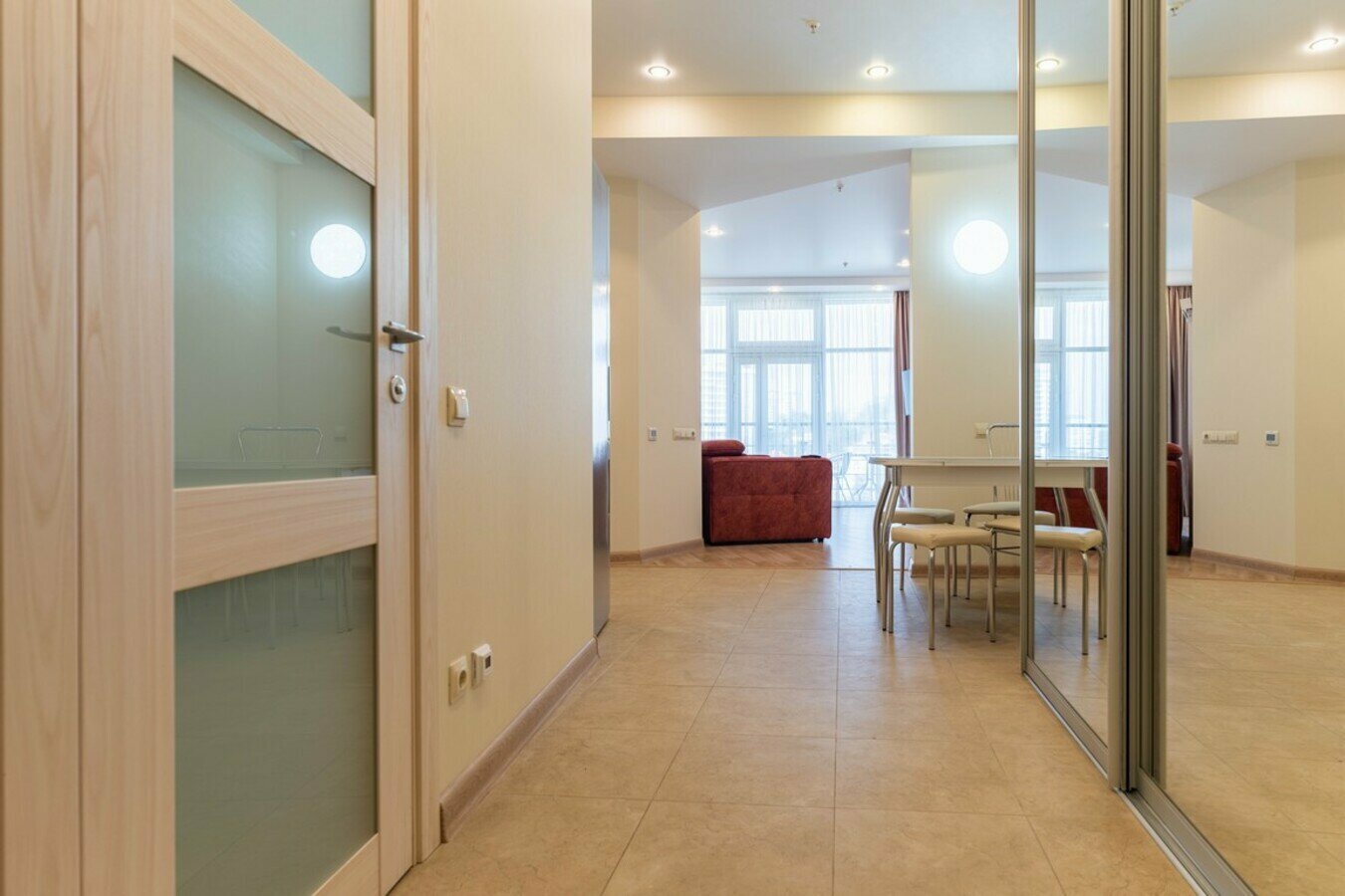 2-комнатный апартамент с балконом! С видом на море! До пляжа 5 минут!