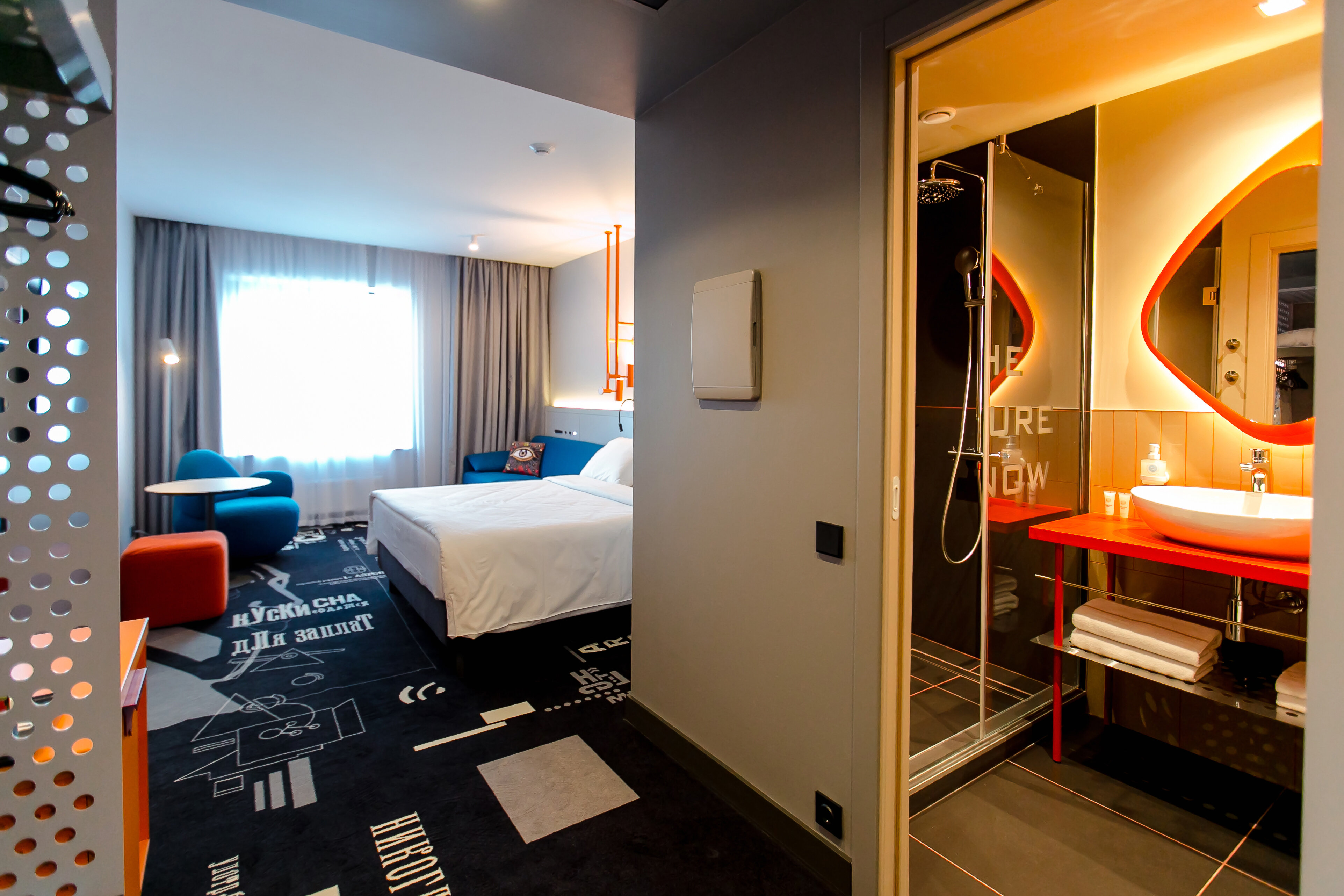 СЕМЕЙНЫЙ  с двуспальной кроватью и диваном