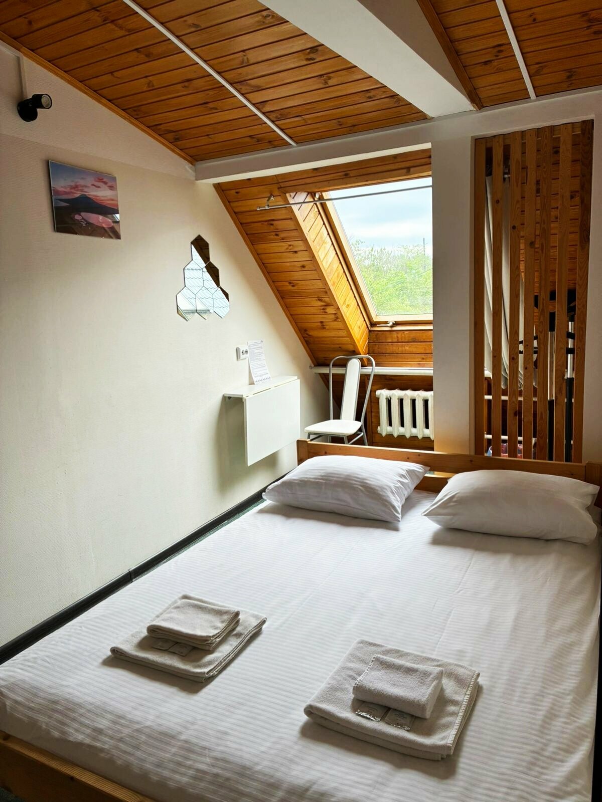 Трехместный номер с общей ванной комнатой