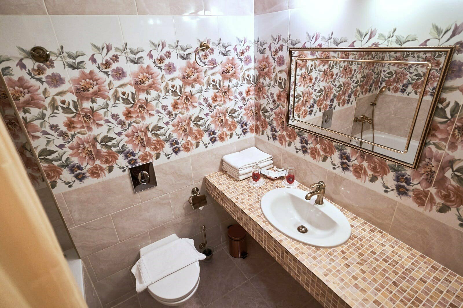 Улучшенный двухместный номер с одной двуспальной или двумя односпальными кроватями