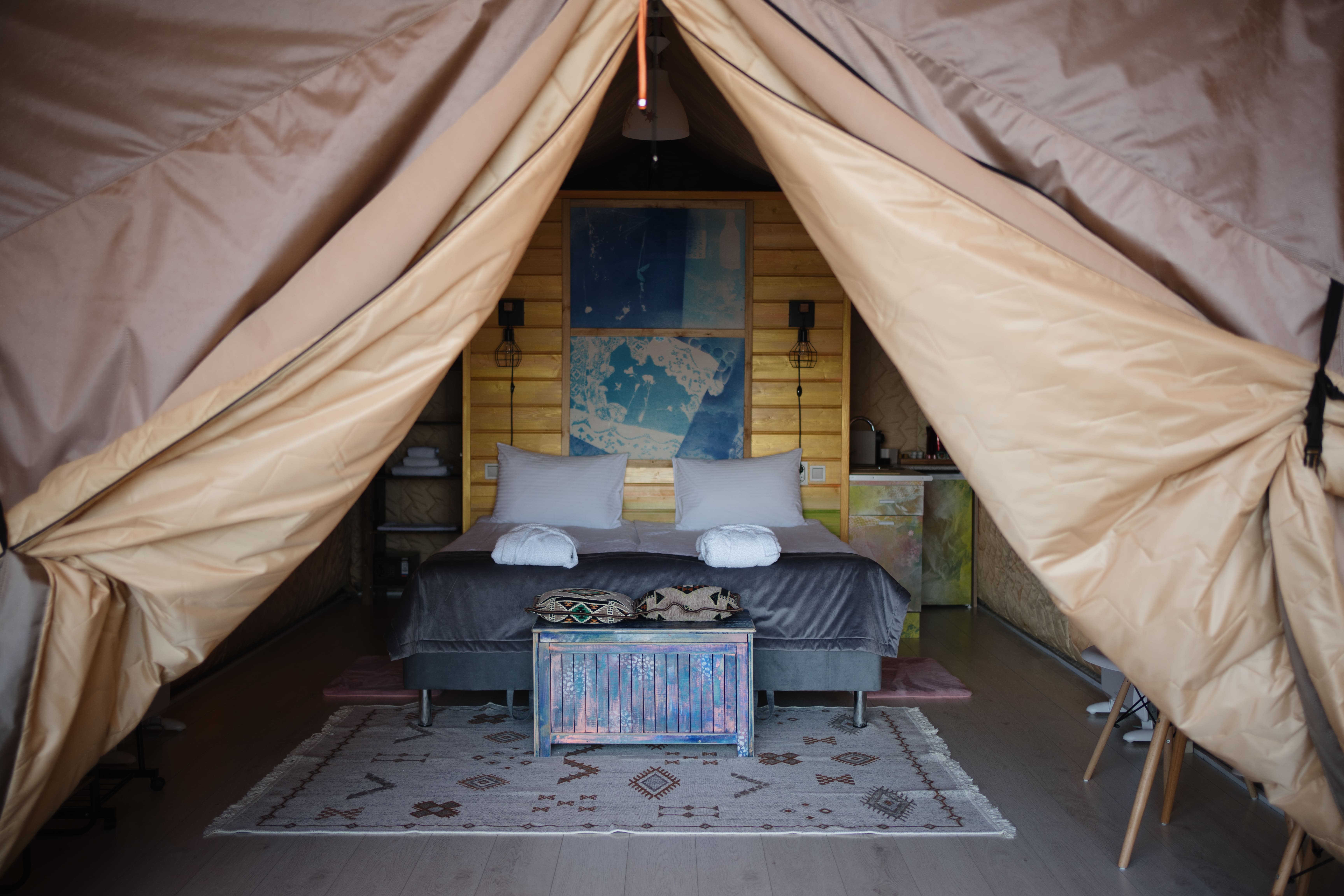 Лодж на холме с видом на лес