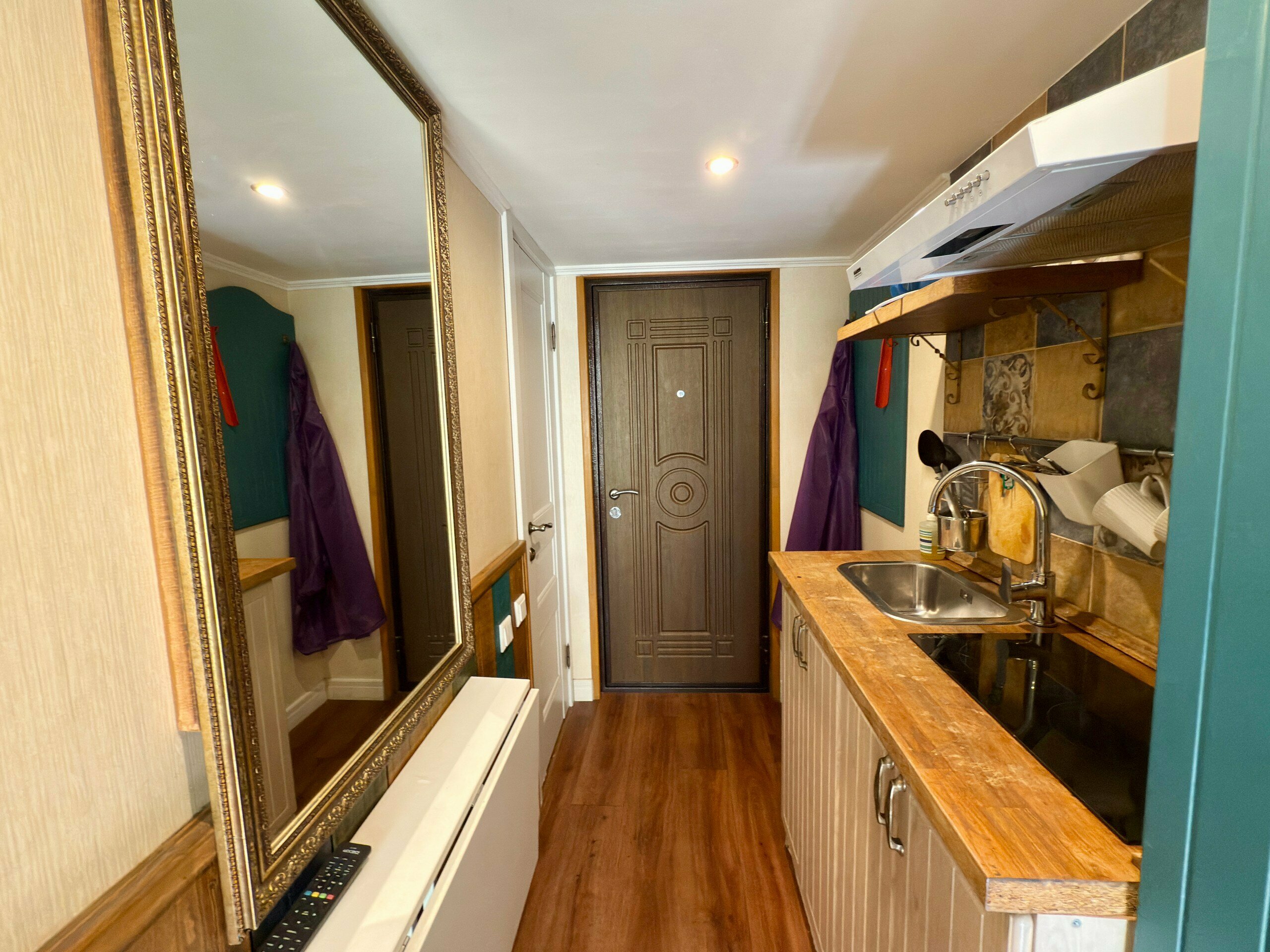 Студия с двуспальной кроватью и диваном