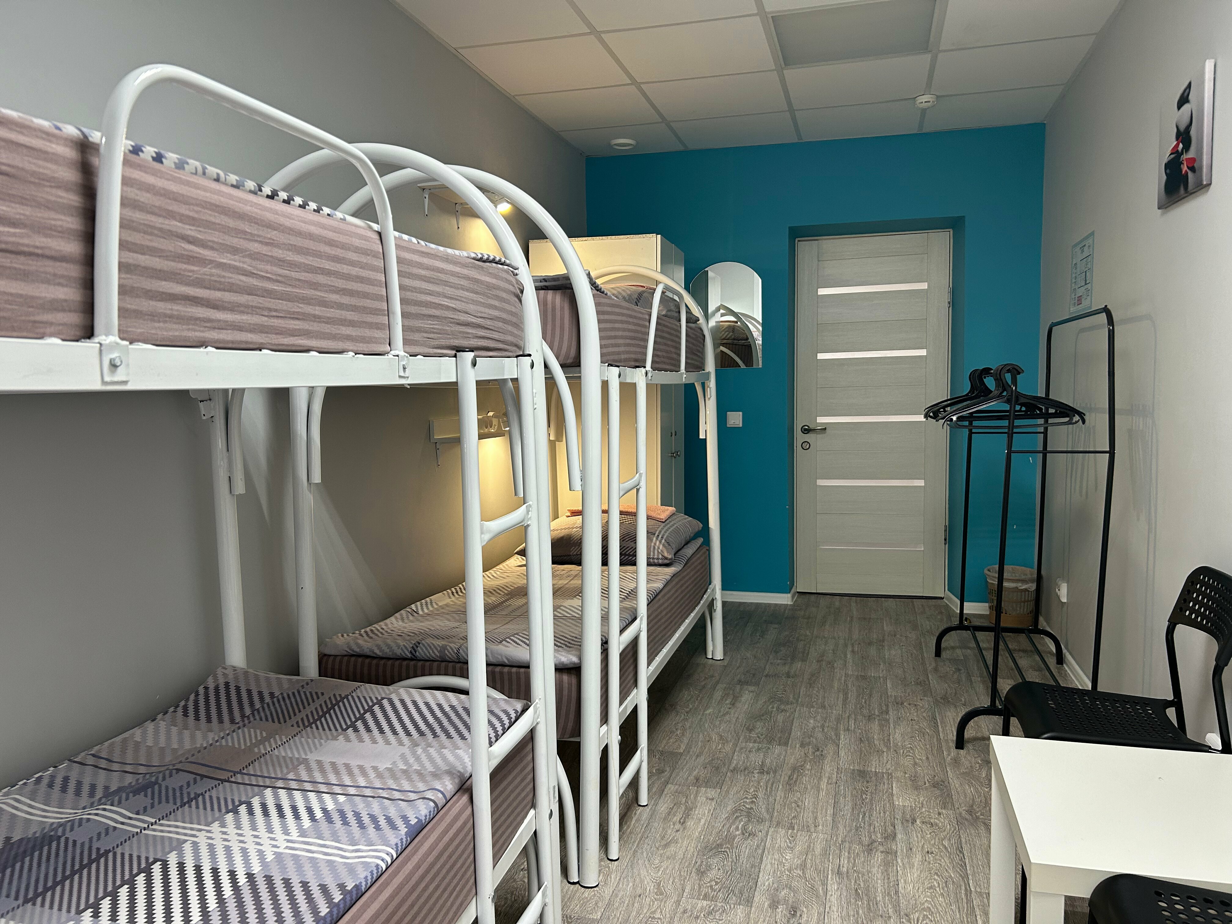 Кровать в общем 4-местном номере для мужчин и женщин