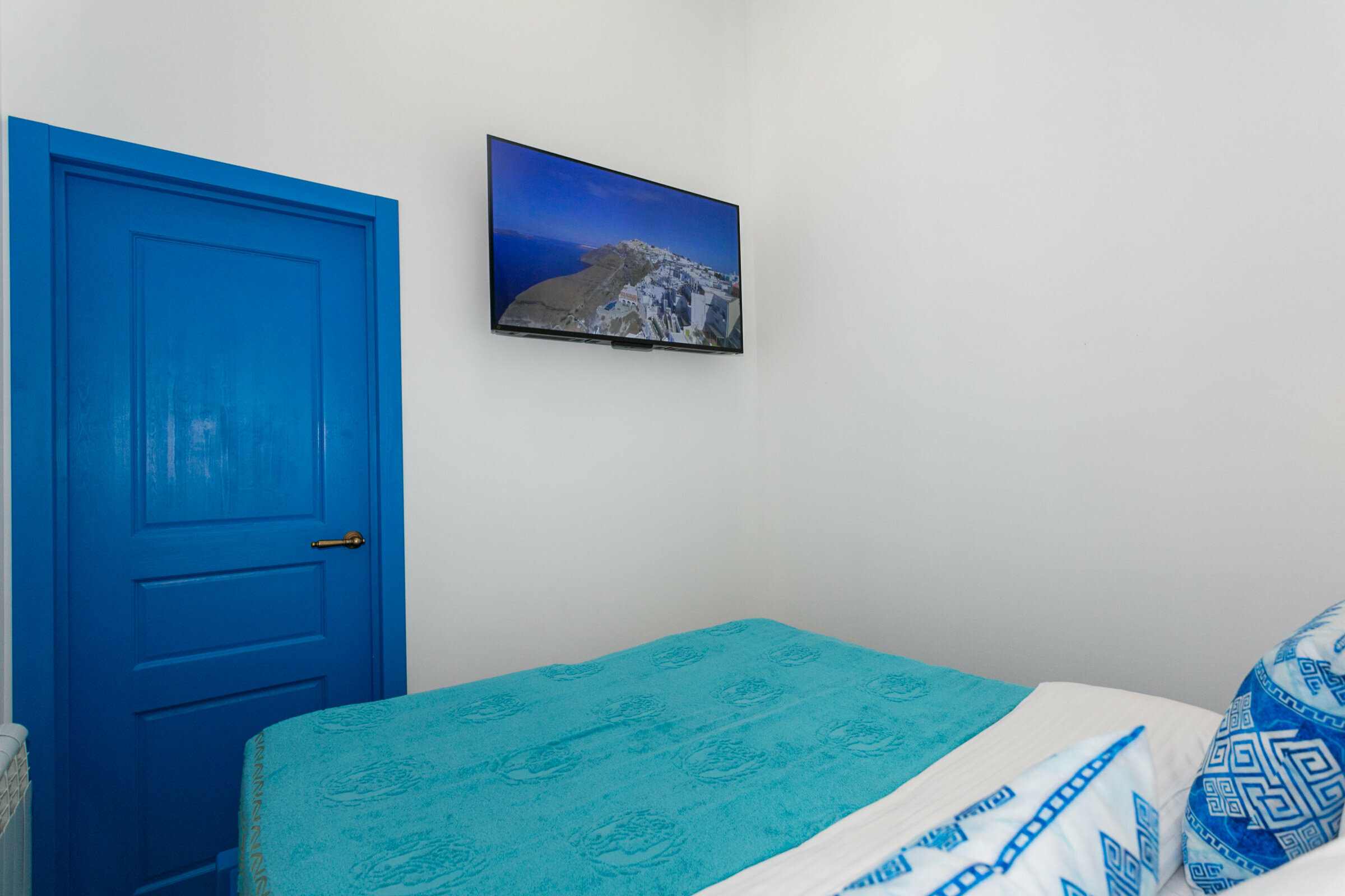 Номер в традиционном греческом стиле.