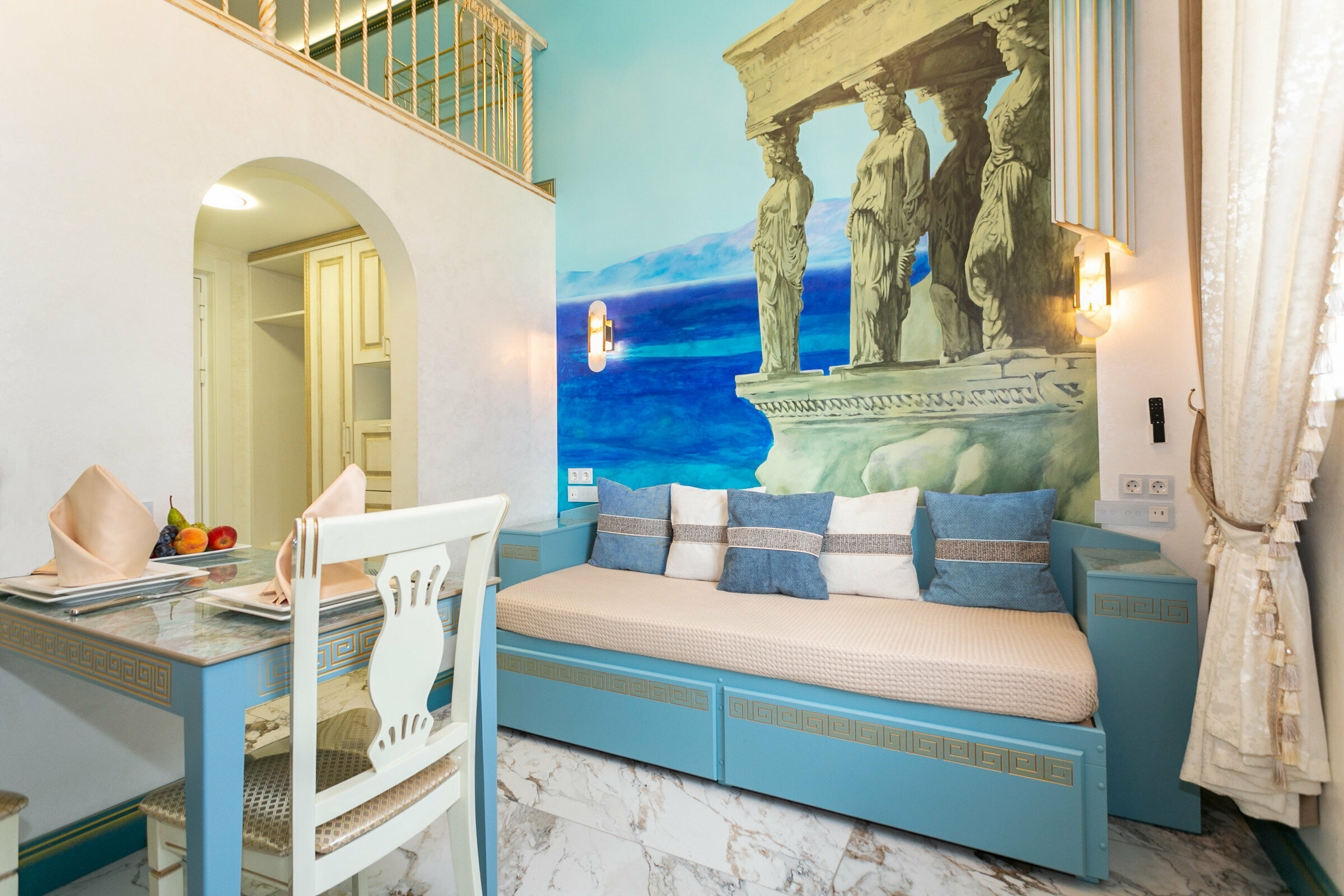 Двухуровневый номер в античном греческом стиле