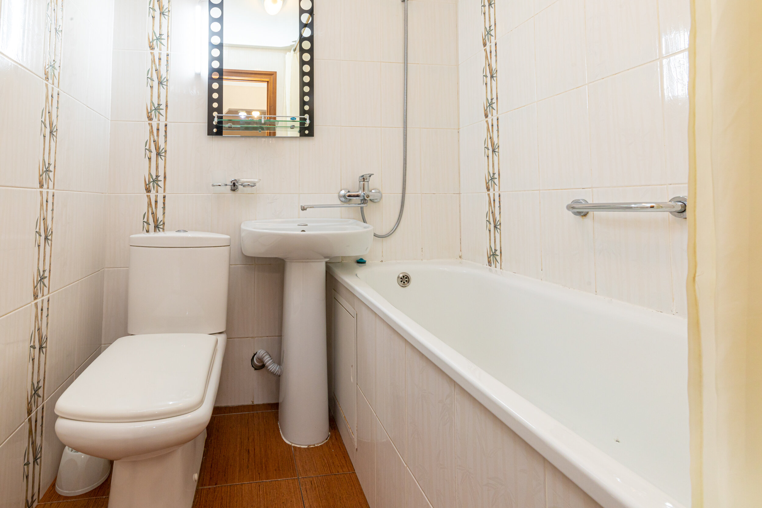 Двухкомнатный номер с двухспальной кроватью и диваном