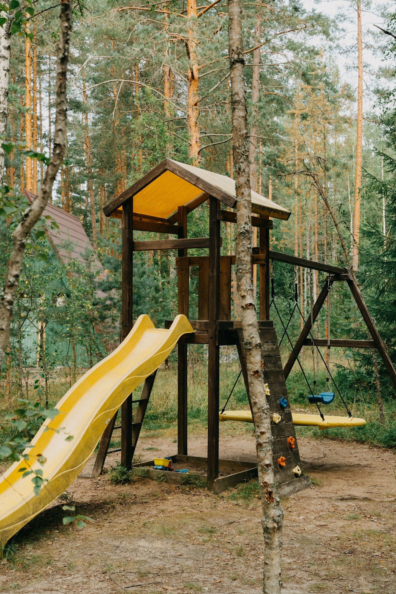 Белый домик с купелью