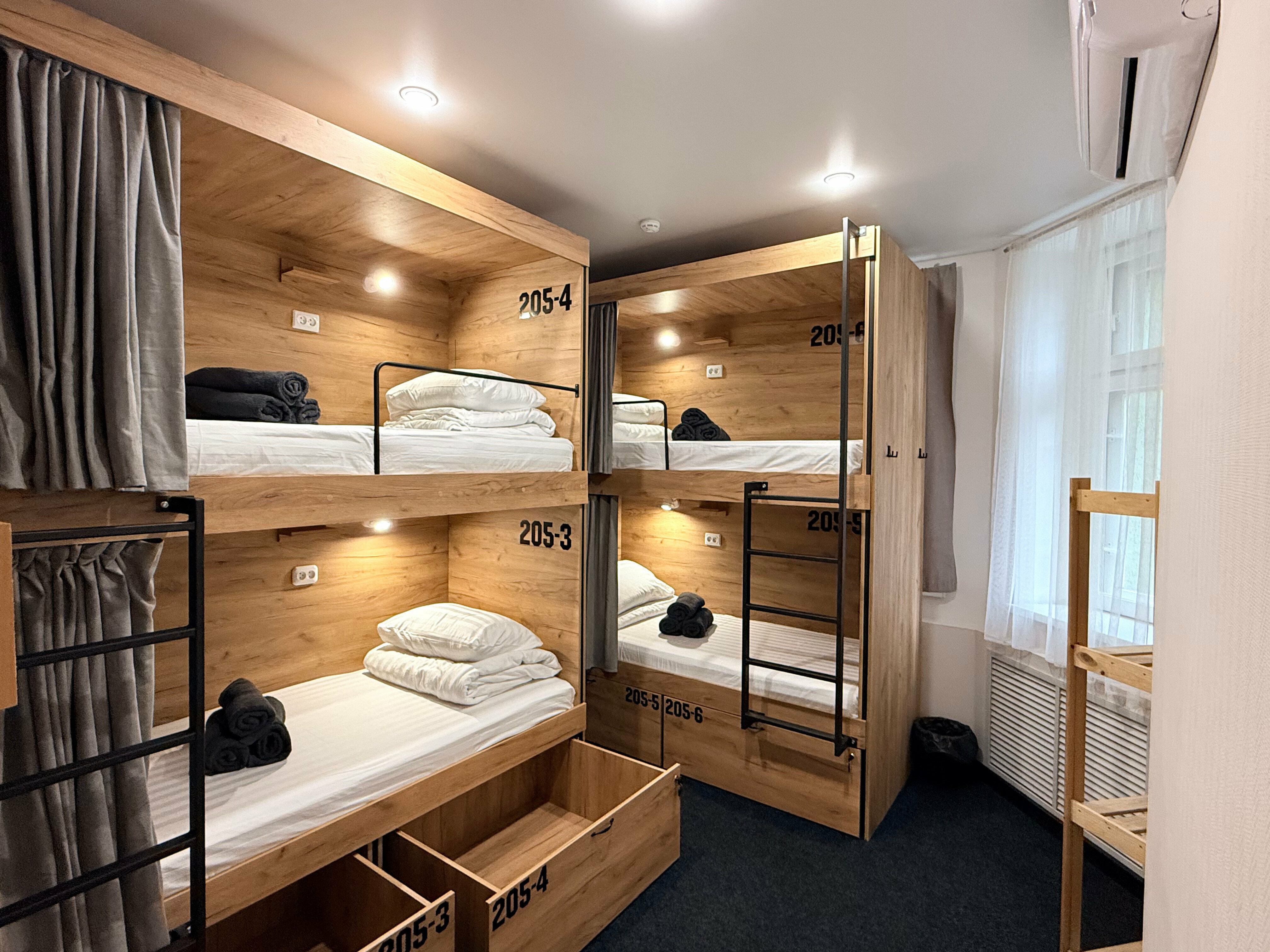 Кровать в общем 6-местном номере для мужчин и женщин