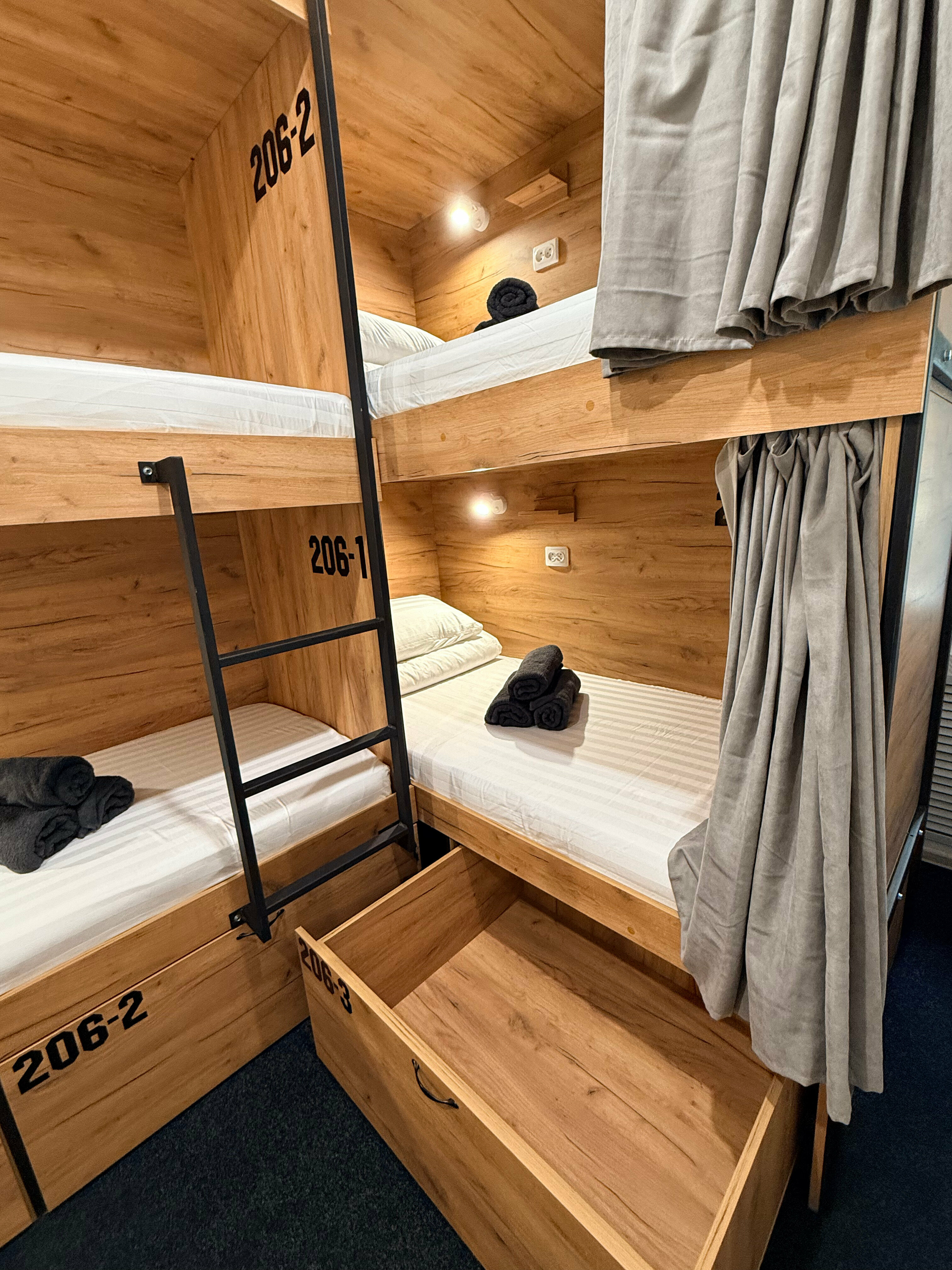 Кровать в общем 4-местном номере для мужчин и женщин