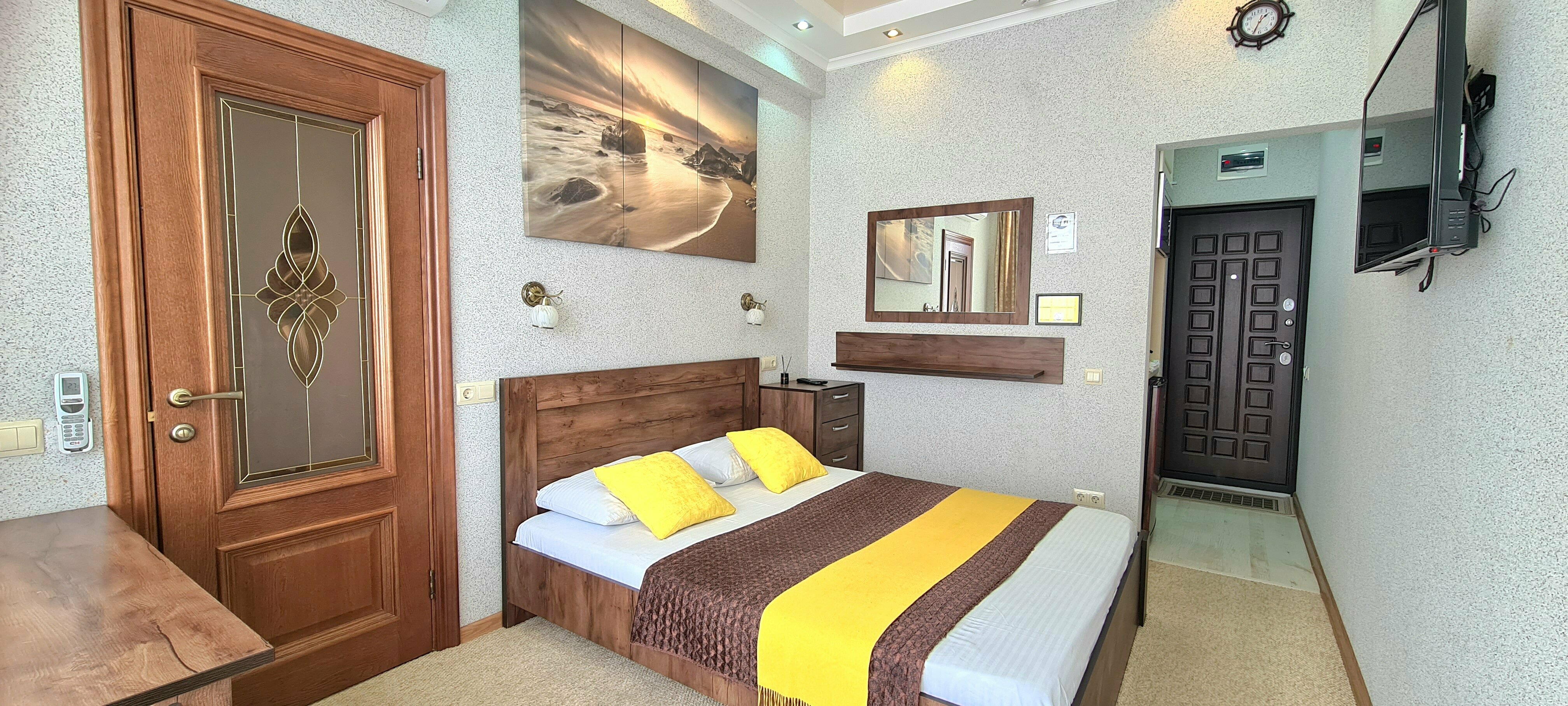 Номер  с двуспальной кроватью с  видом на море и Парк Победы