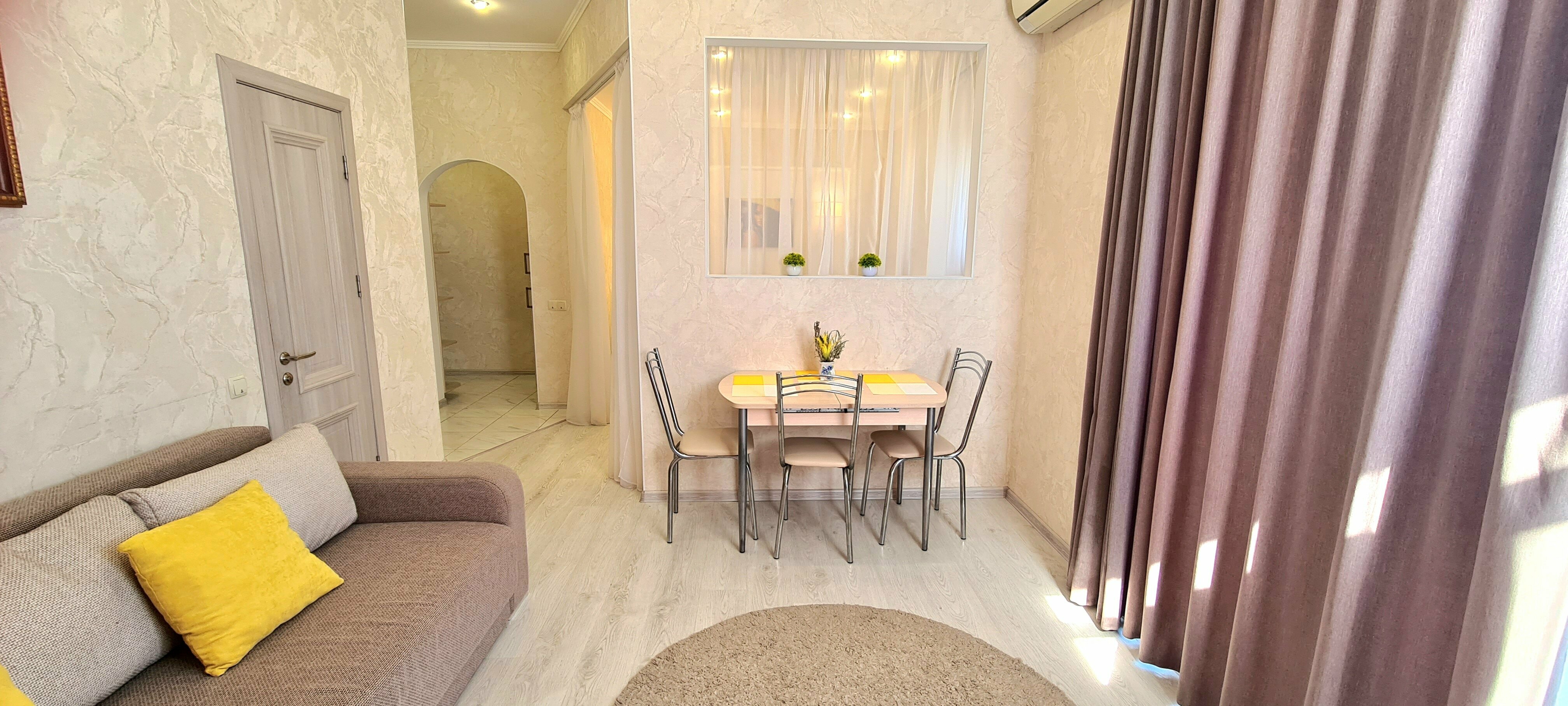 "Семейный" с мини-кухней с двумя зонами отдыха ( спальня + гостиная)