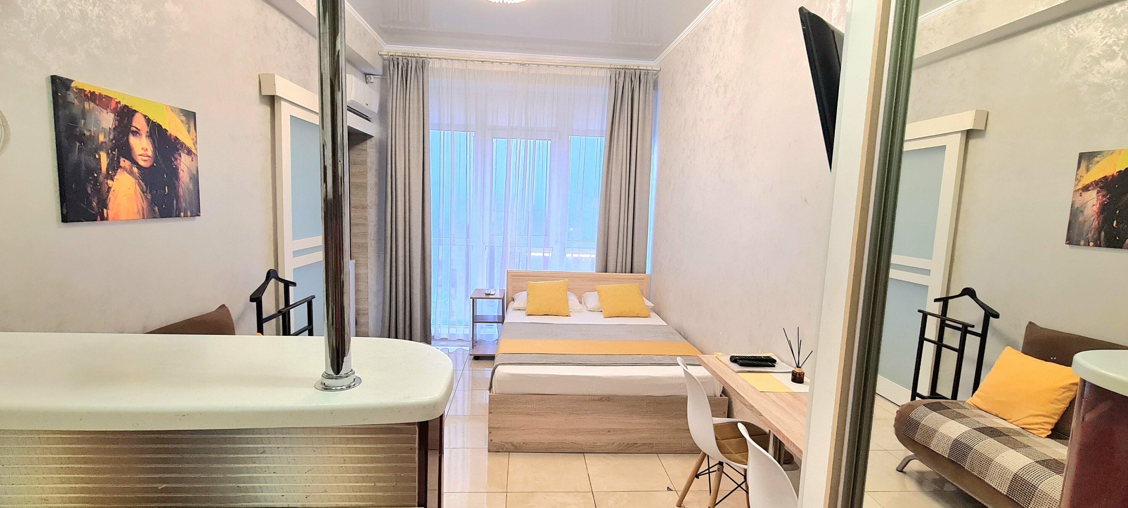 Студия с двуспальной кроватью с диванчиком  с мини-кухней и  с видом на город