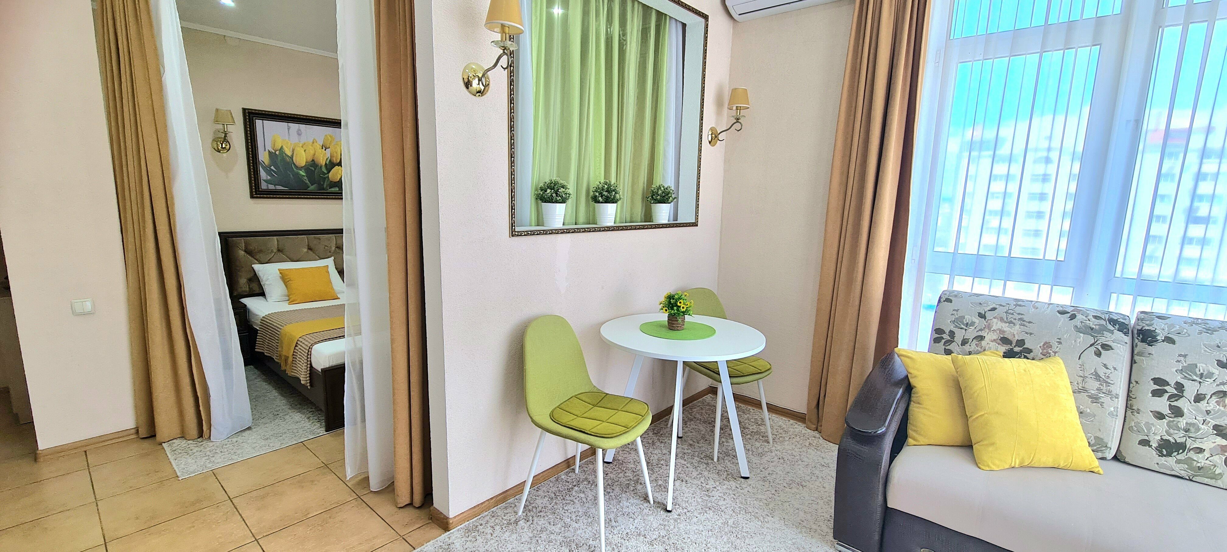 "Семейная гавань"  комфорт с мини-кухней и с двумя зонами отдыха (спальня + гостиная) с видом на город