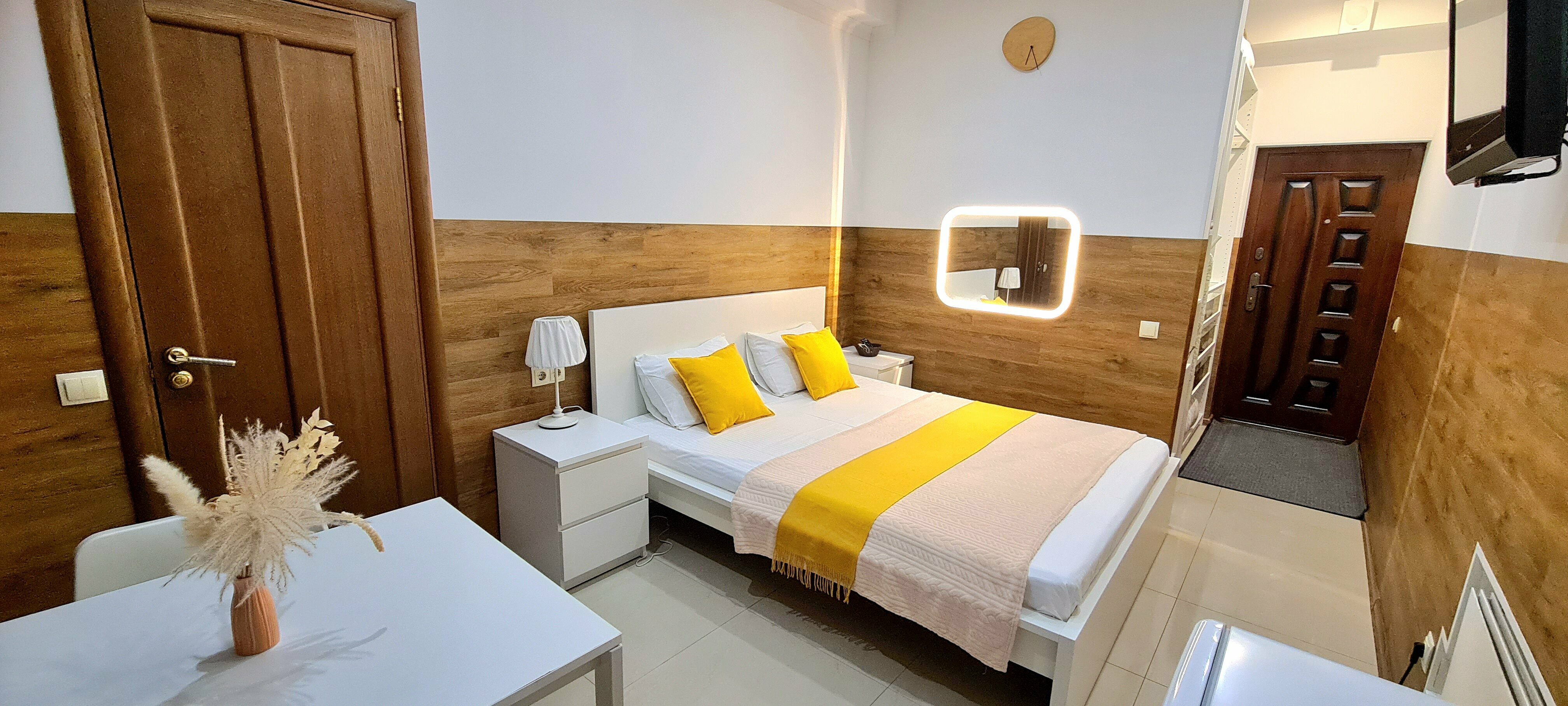 Номер  с двуспальной кроватью с  видом на море и Парк Победы