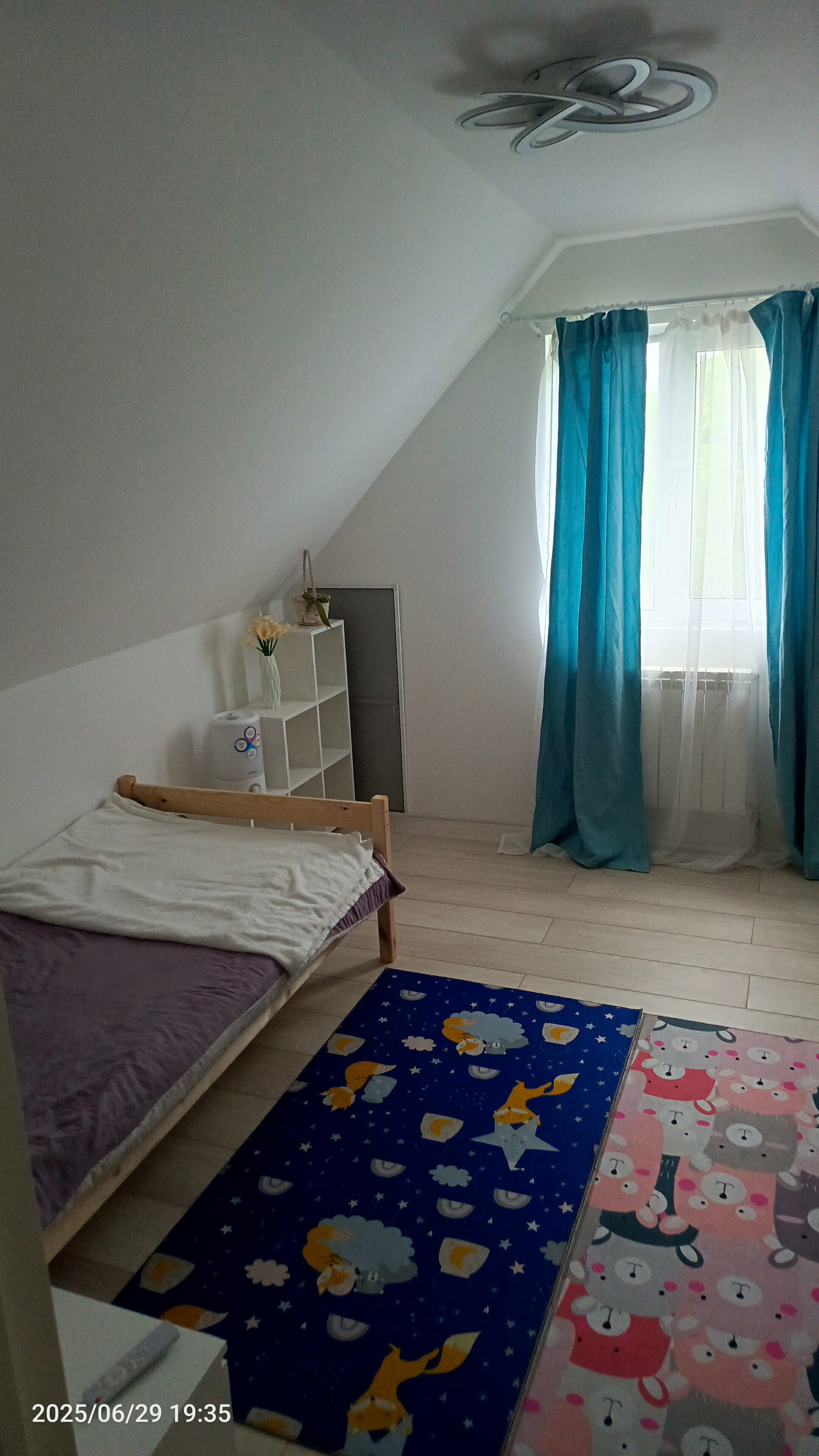 Улучшенный семейный номер с одной двухспальной кроватью и 2 односпальными