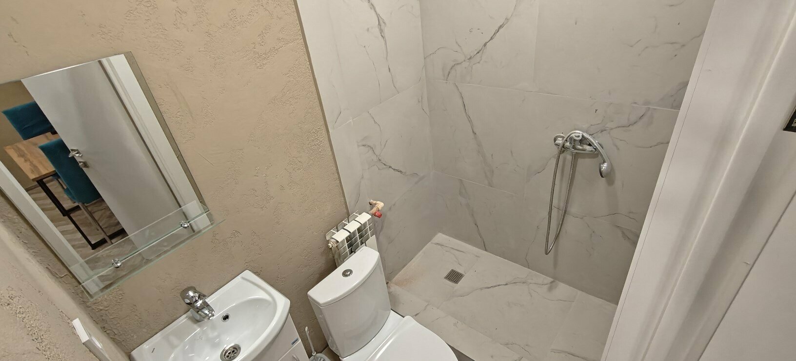 Бюджетный комфортабельный номер на цокольном этаже