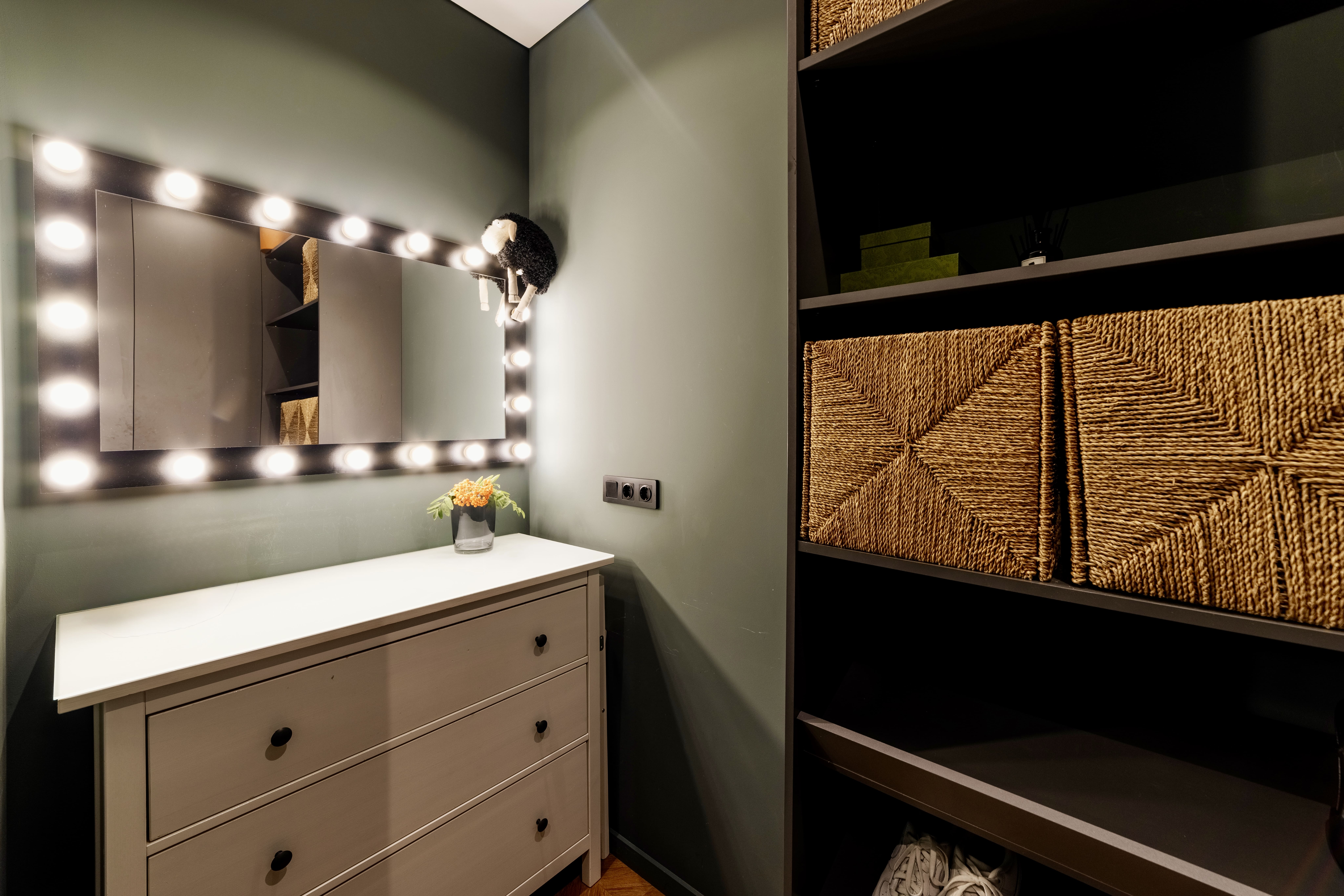 Депозит 5000р. Бронь на 2х чел. вкл. только  кровать.Если 2м гостям надо два раздельных спальных места,доплата 1000 р.3 гостя- вкл. кровать и диван(2 двуспал.одеяла).Доп.одеял нет.